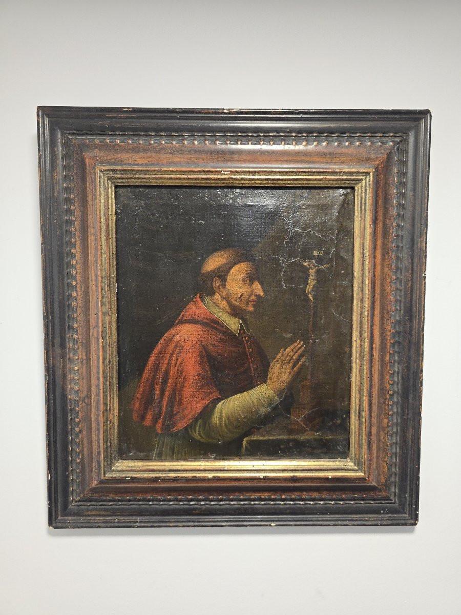Olio religioso su tela - Scuola europea, 18° secolo
Dimensioni: 50 x 45 cm (cornice), 34 x 29 cm (veduta): San Carlos Borromeo, arcivescovo di Milano (1538-1584)

Un sereno e contemplativo dipinto a olio su tela del XVIII secolo, attribuito alla