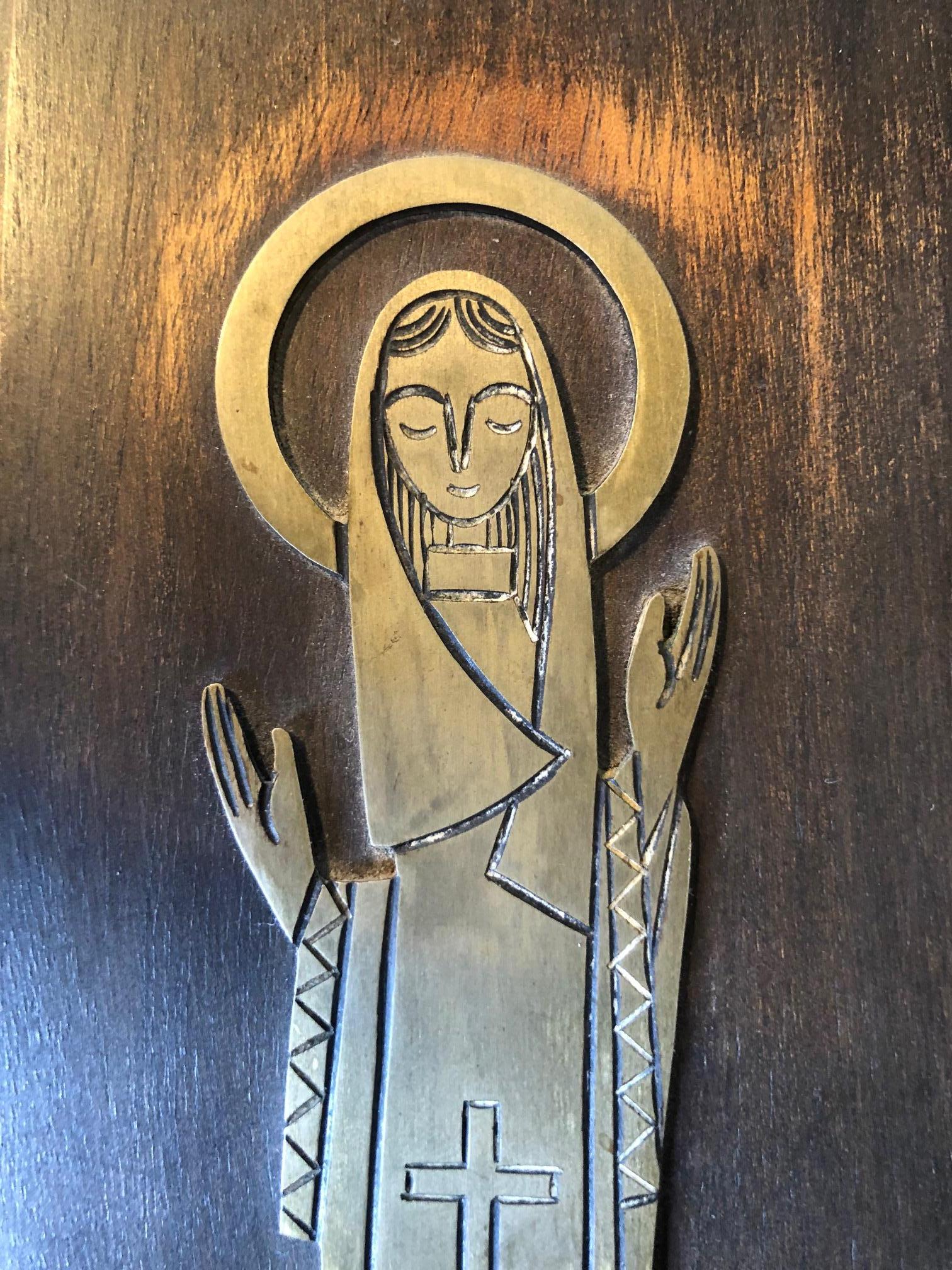 Mid-Century Modern Plaque religieuse ou icône de Marie en laiton sur bois en vente