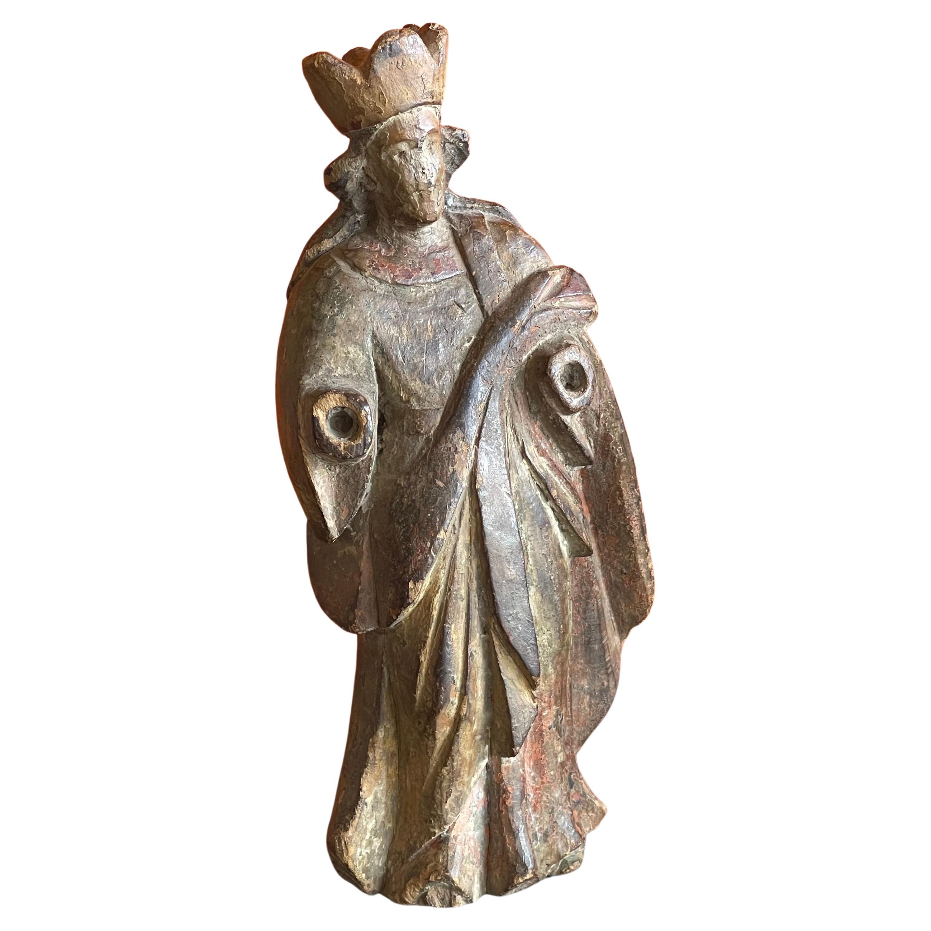 Sculpture de santos religieux polychrome, vers les années 1800. La pièce est sculptée à la main dans un bois tendre avec une peinture originale et une finition polychrome sur une base en bois. La pièce est en bon état pour son âge et mesure 3,5 