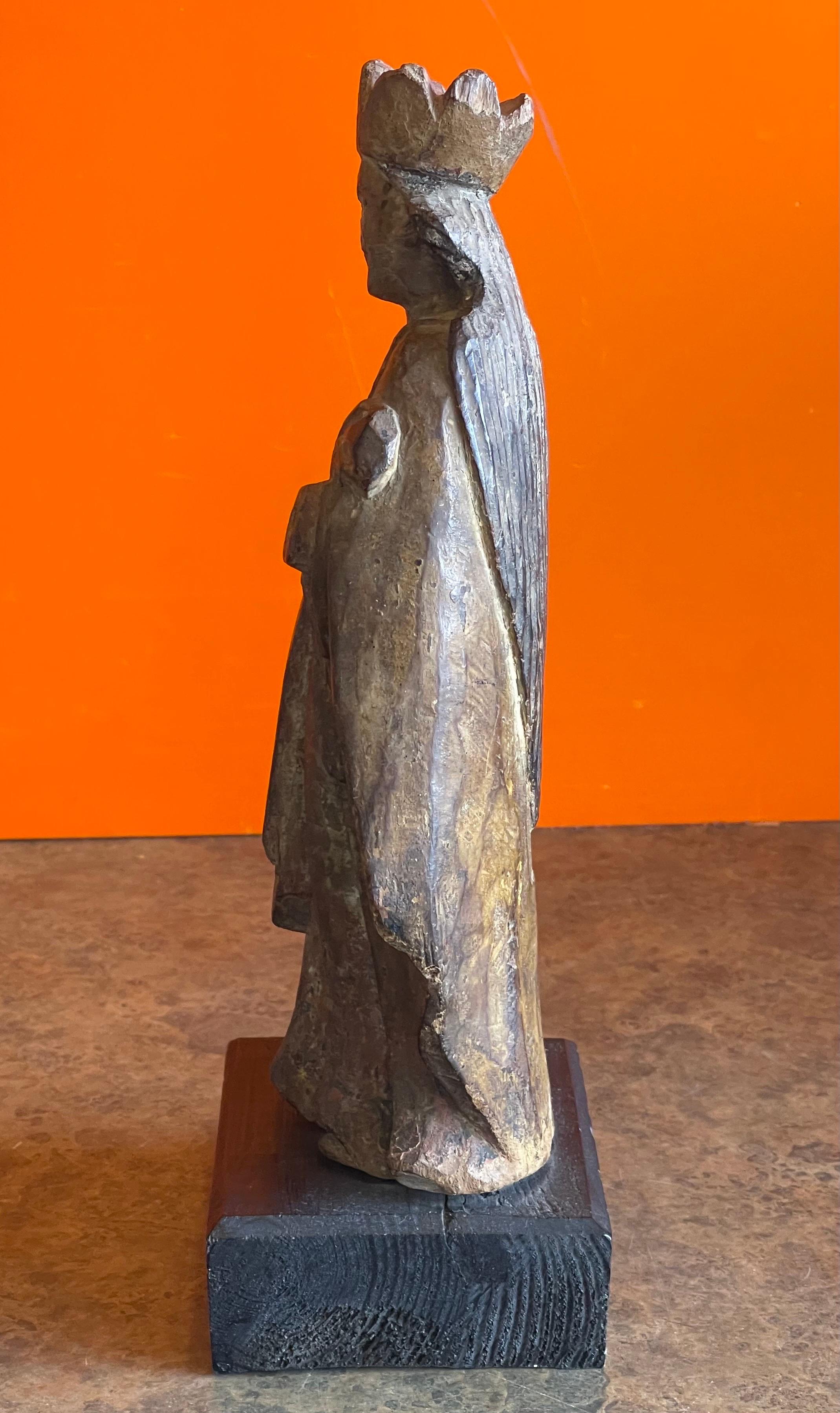 Sculpture religieuse en bois polychrome Santos Abîmé - En vente à San Diego, CA