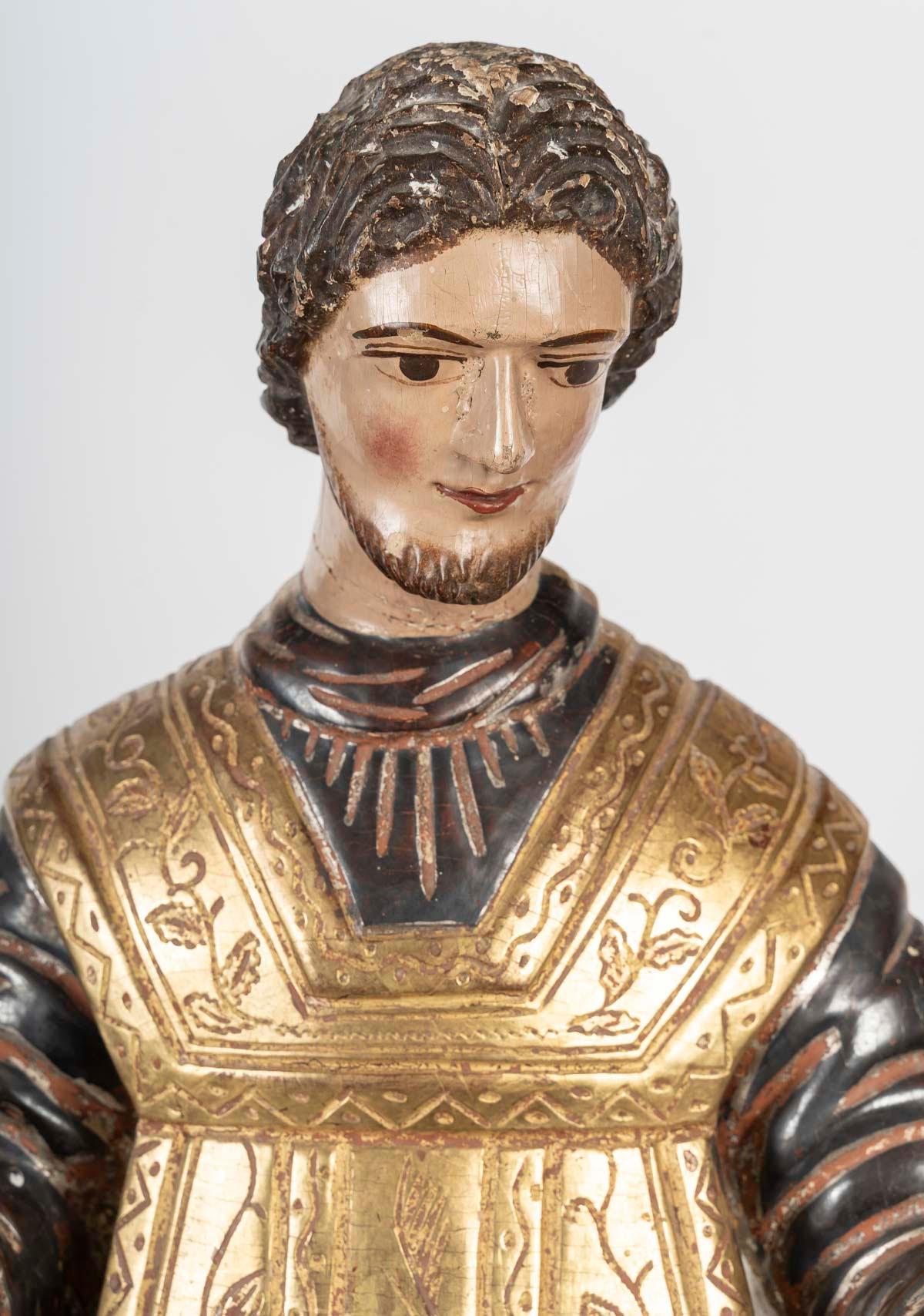Sculpture religieuse en bois sculpté et polychromé, 19e siècle.

Sculpture d'un saint en bois sculpté et polychromé (probablement une œuvre italienne), XIXe siècle.
H : 89cm. L : 32cm, P : 26cm