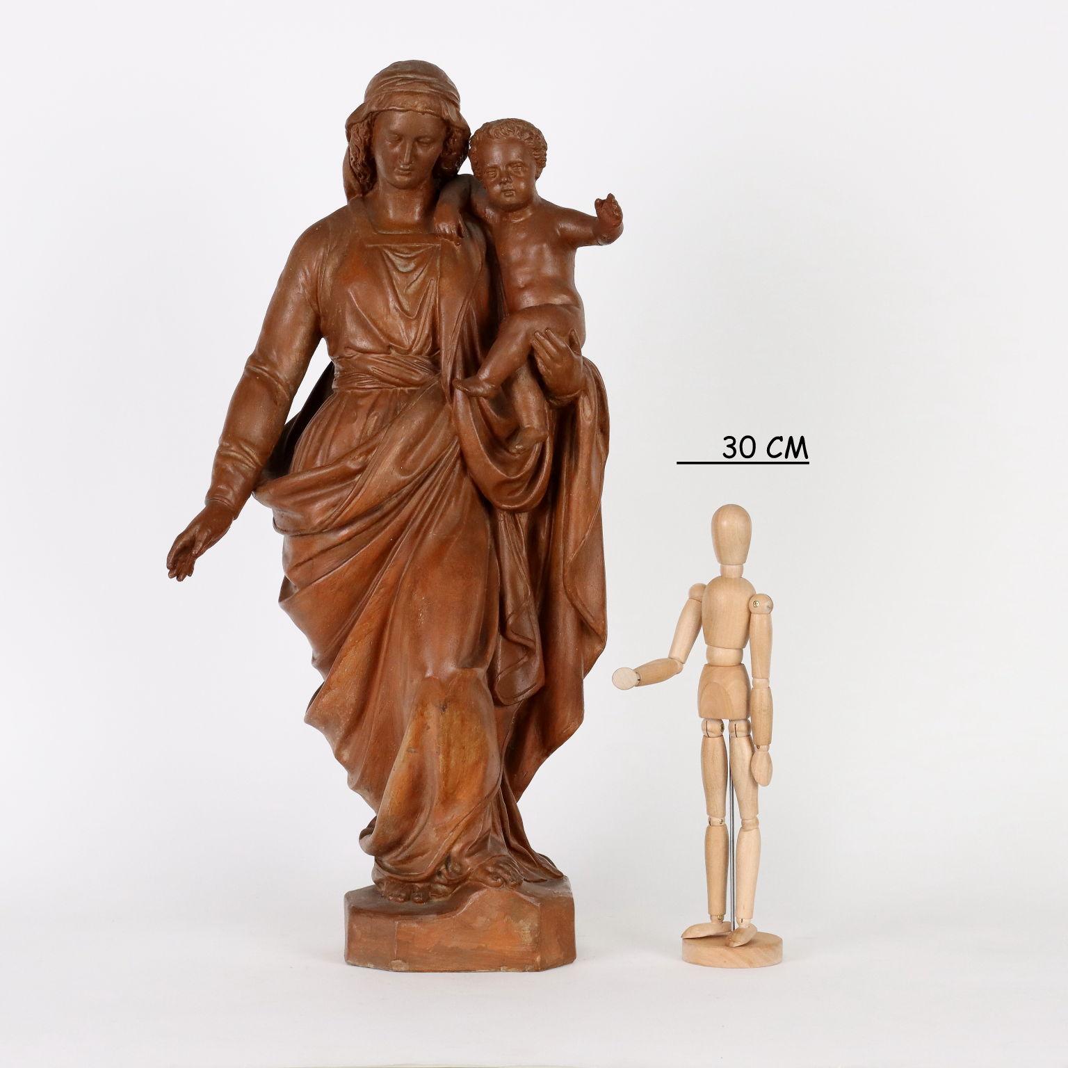 Sculpture en terre cuite représentant la Vierge à l'enfant.