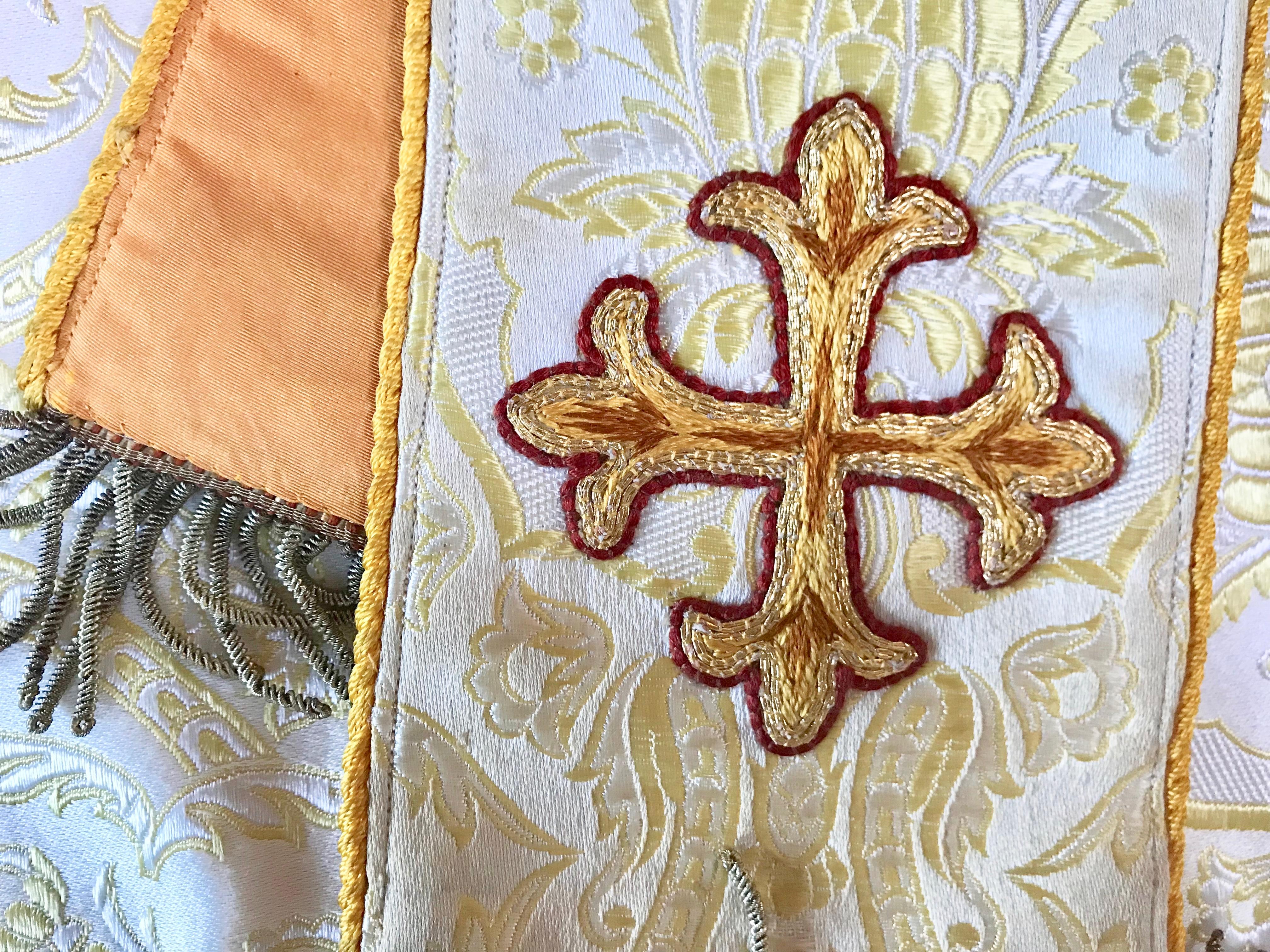 Religious Textile Four-Piece Cream and Gold Brocade Altar Vestment Set (Barock) im Angebot