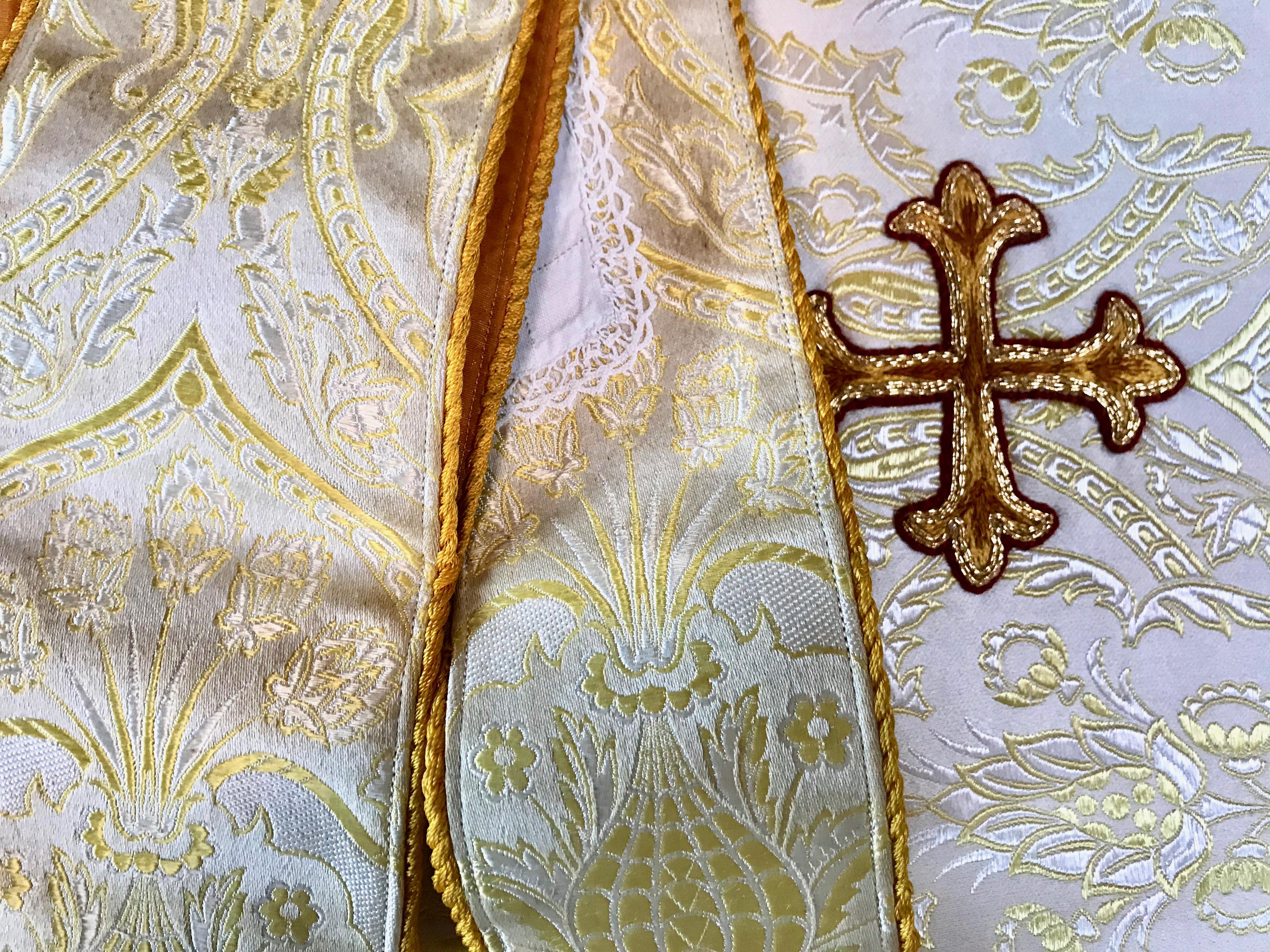 Religious Textile Four-Piece Cream and Gold Brocade Altar Vestment Set (Italienisch) im Angebot