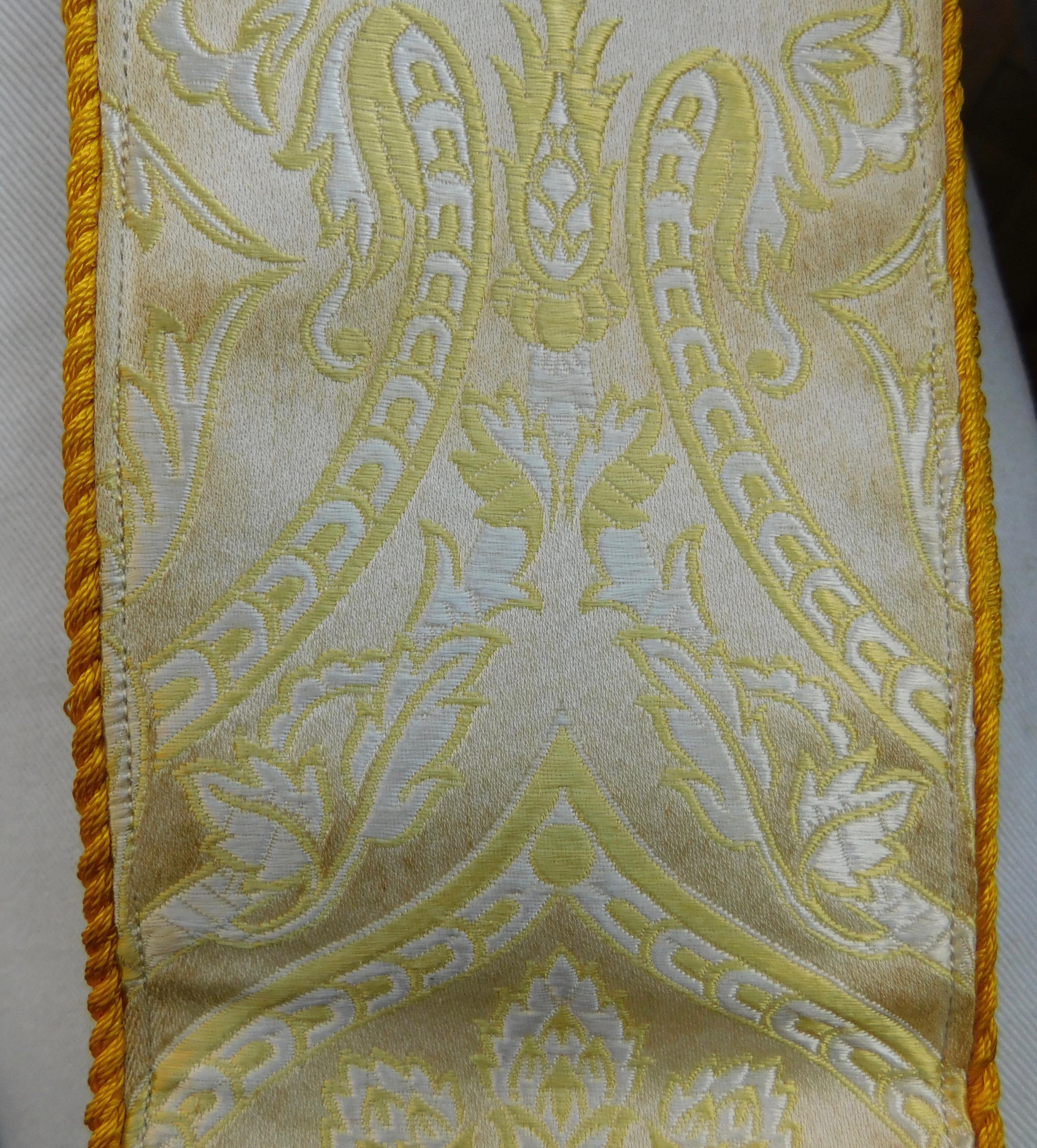 Religious Textile Four-Piece Cream and Gold Brocade Altar Vestment Set im Zustand „Gut“ im Angebot in Antwerp, BE