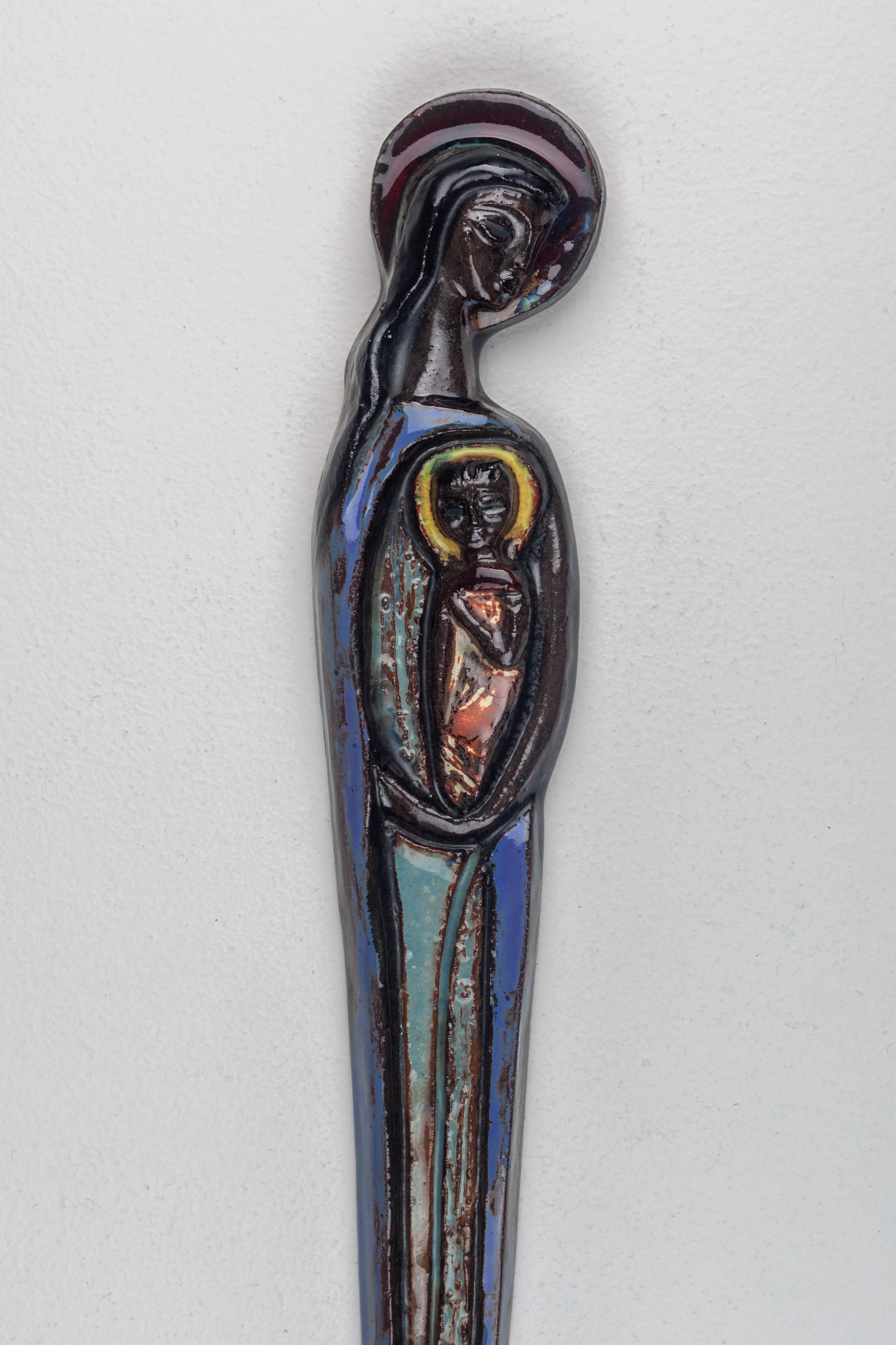  Moderne Keramik-Wandkunst der Jungfrau Maria mit Kind aus der Mitte des Jahrhunderts (Moderne der Mitte des Jahrhunderts) im Angebot