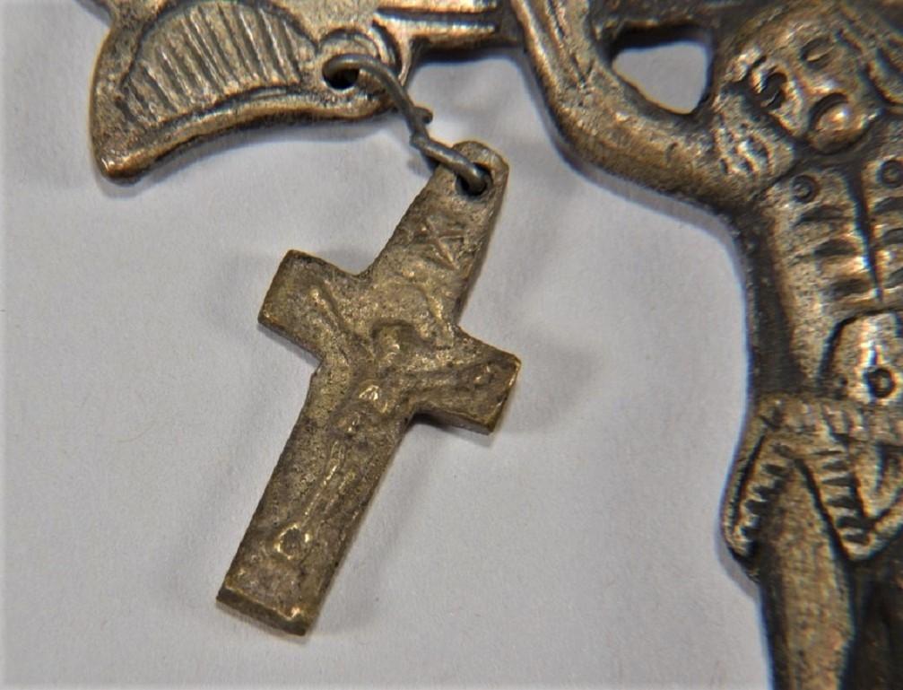 Gothic Revival Reliquary Bronze Crucifix Pendant with Two Lateral Crosses, Italy, 17th Century For Sale