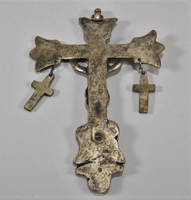 Italian Reliquary Bronze Crucifix Pendant with Two Lateral Crosses, Italy, 17th Century For Sale