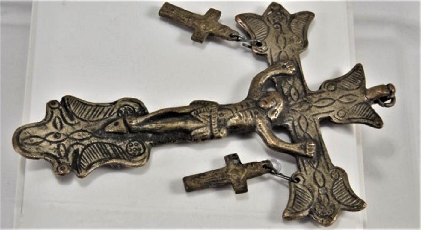 Hand-Crafted Reliquary Bronze Crucifix Pendant with Two Lateral Crosses, Italy, 17th Century For Sale