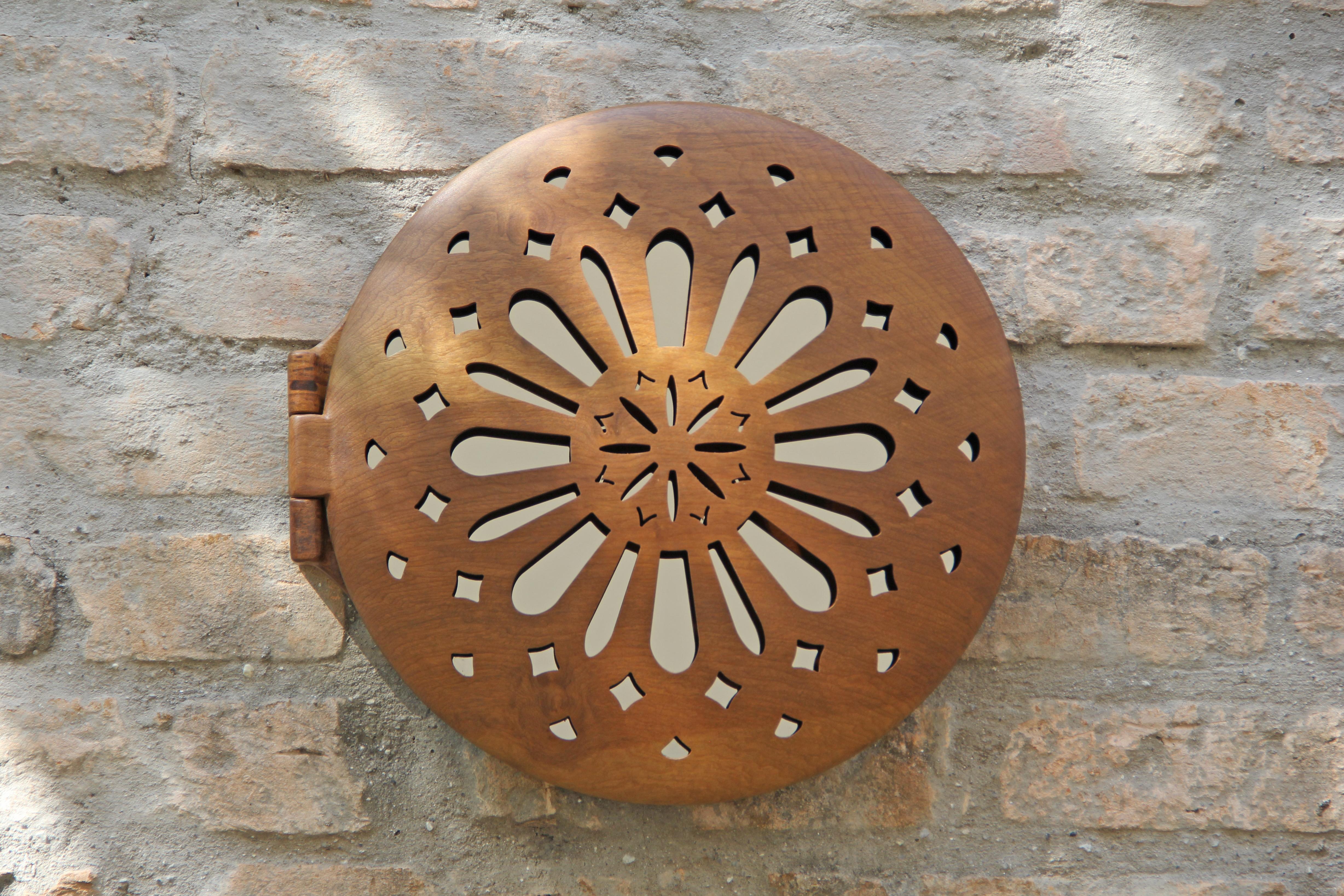Entièrement fabriqué en imbuia massif et en miroir de bronze de 4 mm, le Reliquary Mirror est une pièce de design à collectionner. Appuyée sur la table ou installée au mur, cette pièce attire l'attention et peut être placée dans différents espaces,