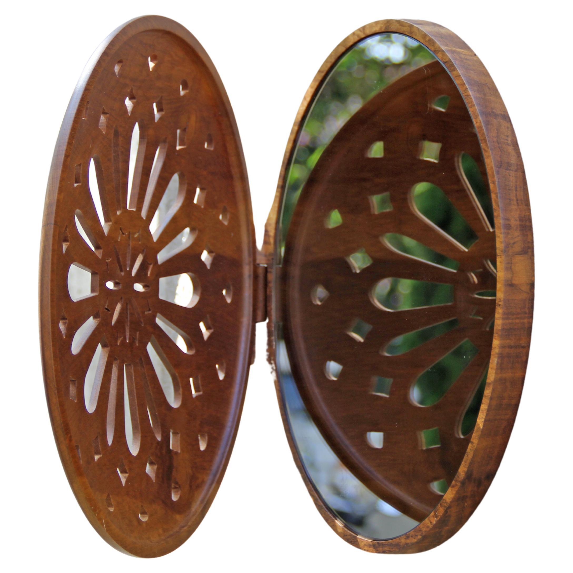 XXIe siècle et contemporain Miroir reliquaire : fabriqué au Brésil avec du bois de imbuia et du bronze