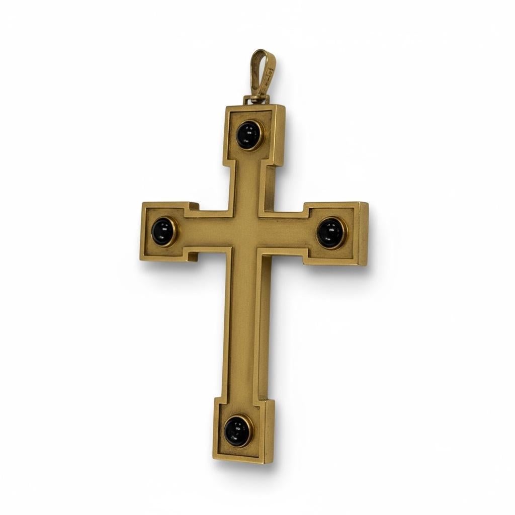Wie aus Hingabe und Dämmerung gegossen.

Dieser monumentale, um 1880 in Österreich gefertigte Kreuzanhänger aus 18-karätigem Gelbgold ist mit vier tiefen Cabochon-Granaten besetzt, die auf den Kardinalsrang verweisen. Er ist von imposanter Größe und