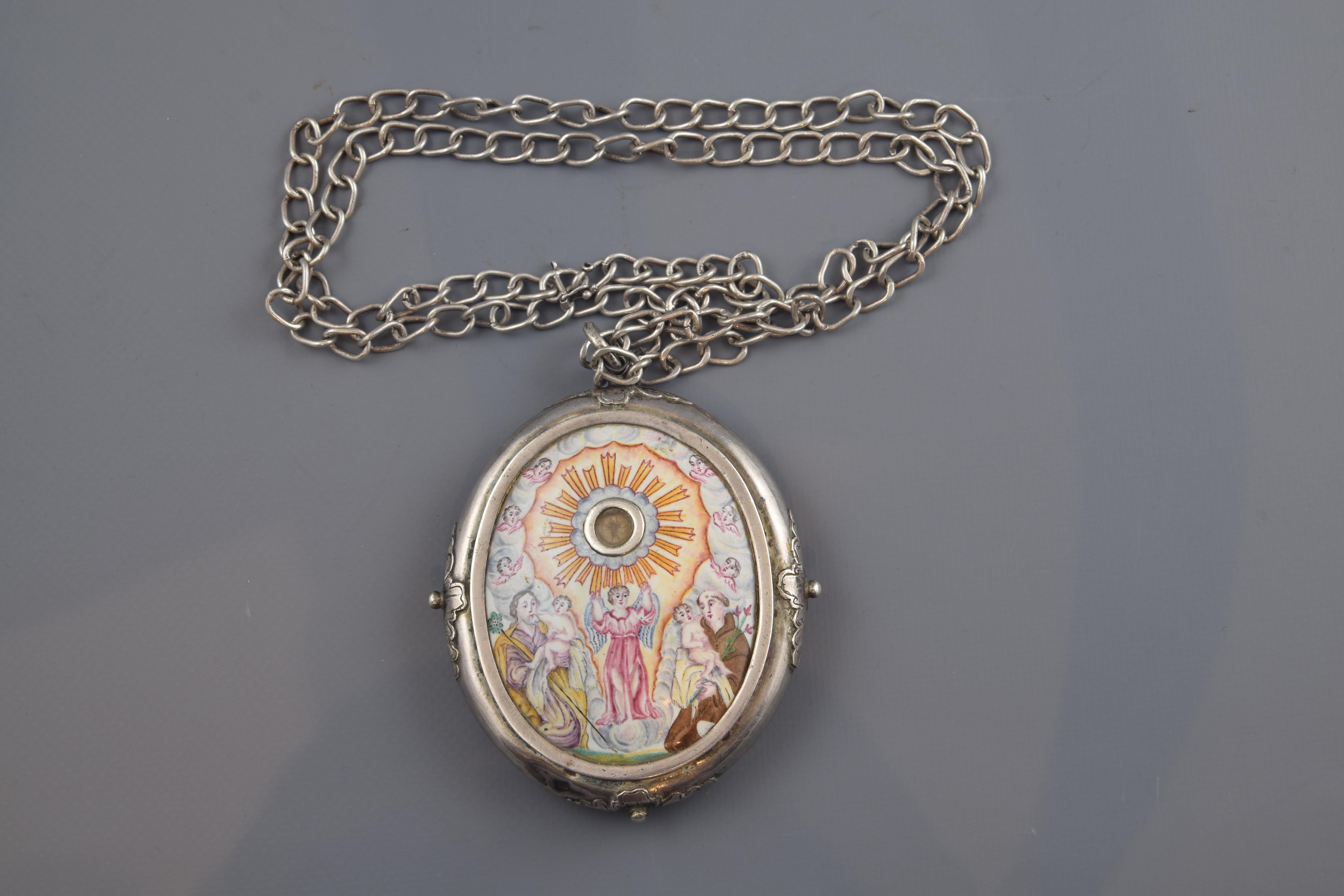 On one side of the pendant, Christ appears tied to a tall column in the center of the composition, being whipped by two sayones or soldiers with branches, following a customary composition in the 16th century. On the other side, the protagonism is