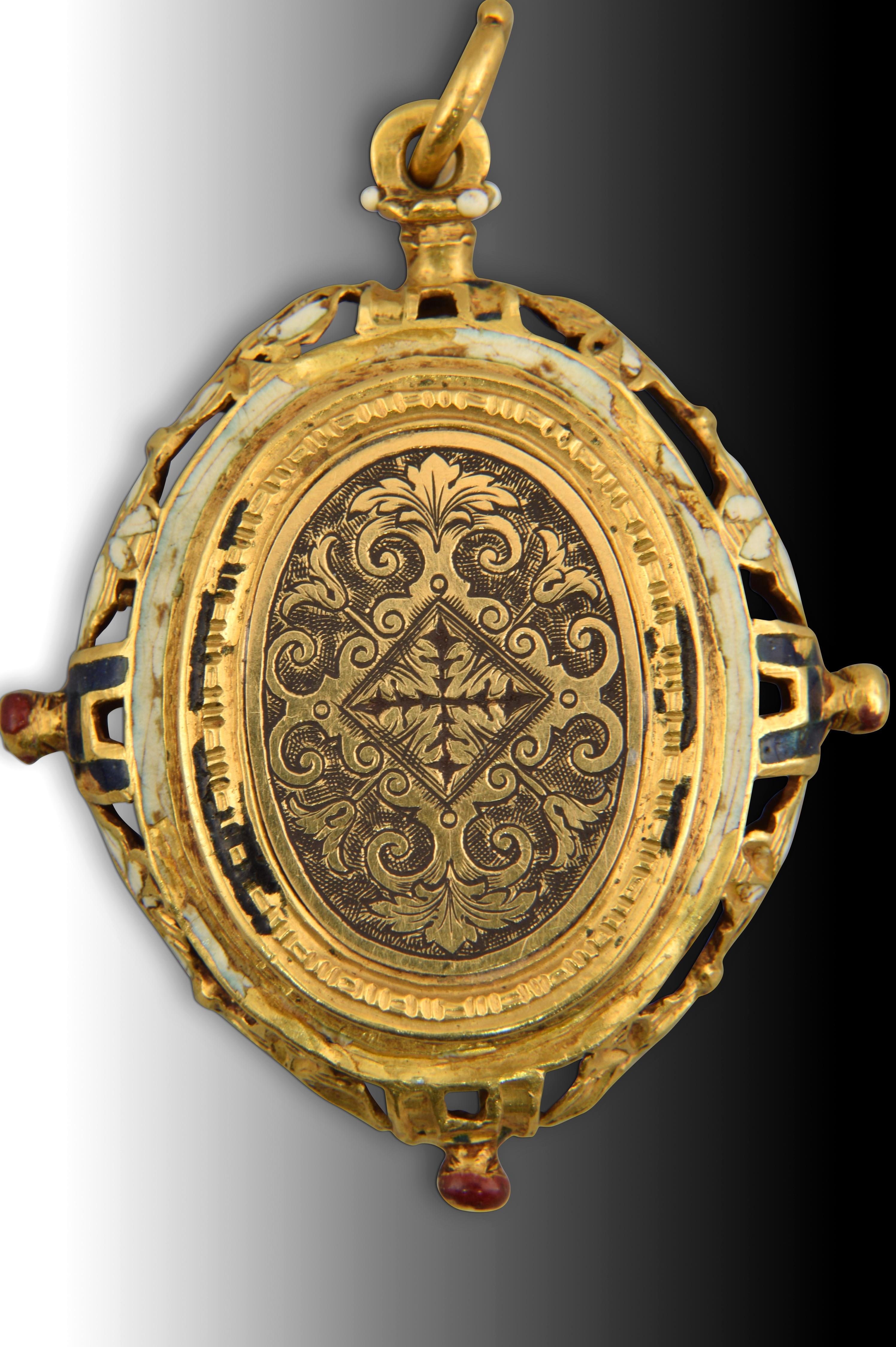 Reliquary pendant. Gold, enamels. XVII-XVIII centuries. 
Oval pendant made of gold in its color that has a ring at the top and an openwork decoration with enamels on the edge of a plant theme. On one of the fronts there is an enamel with a frame