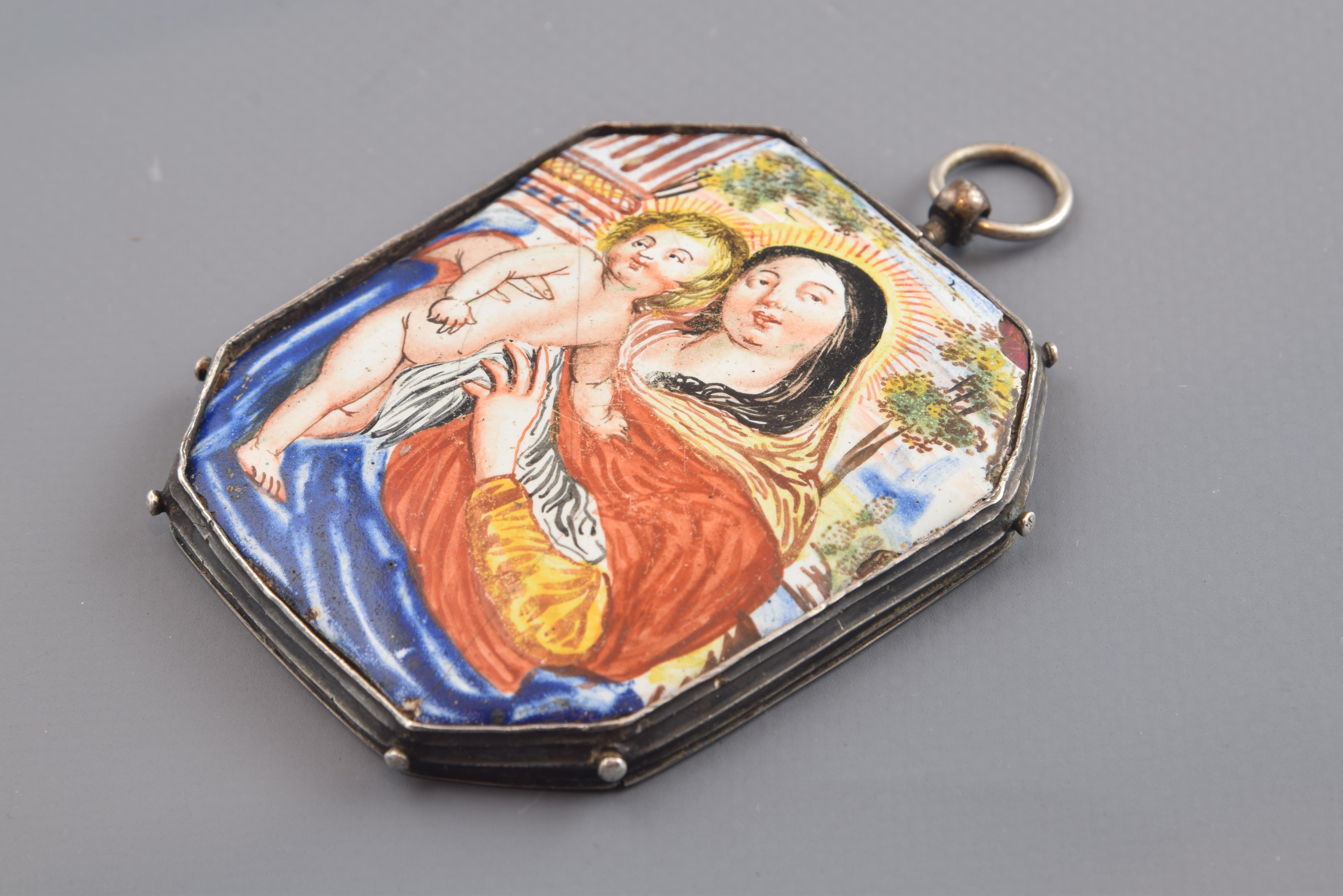 Reliquary Pendant, Silver, Enamel, 17th Century In Fair Condition For Sale In Madrid, ES