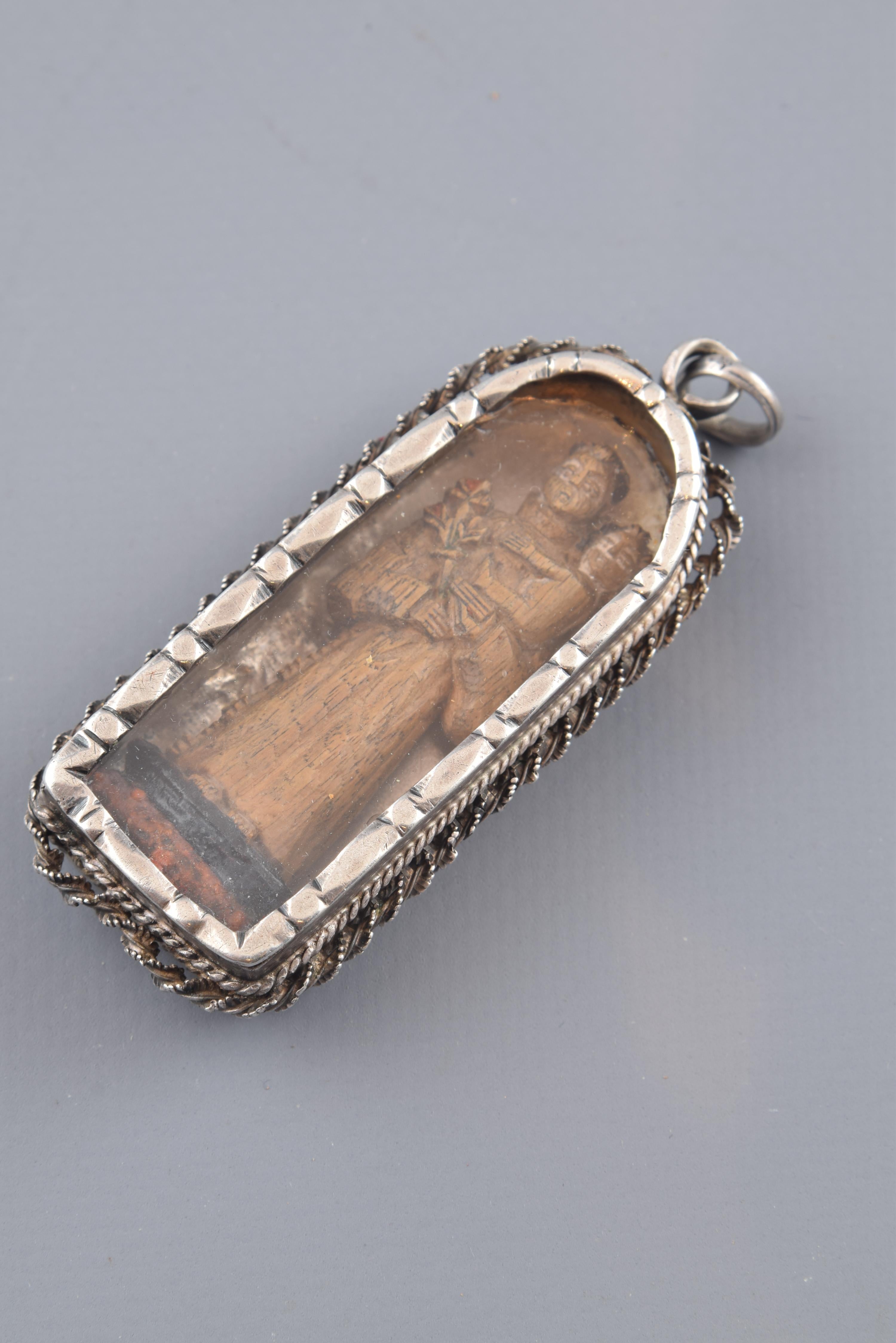 Reliquary Pendant, Silver, Glass, Wood, 17th Century In Fair Condition In Madrid, ES
