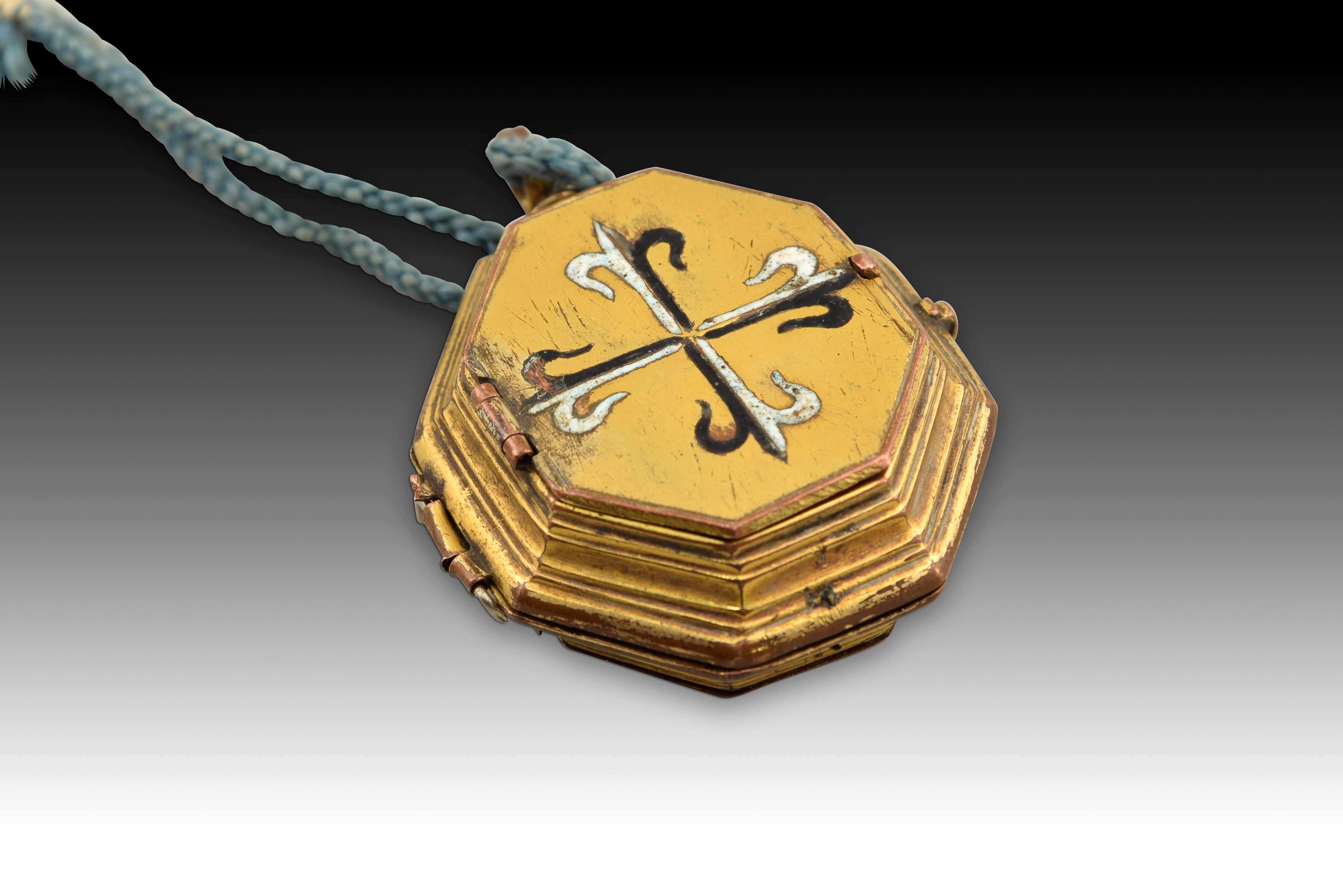 Reliquary pendant with a cross of Santo Domingo. Gilt bronze, enamels. XVII century. 
Octagonal gilt bronze pendant with openings on the two smaller fronts and on the central part, decorated on the outside with smooth staggered moldings and, on the