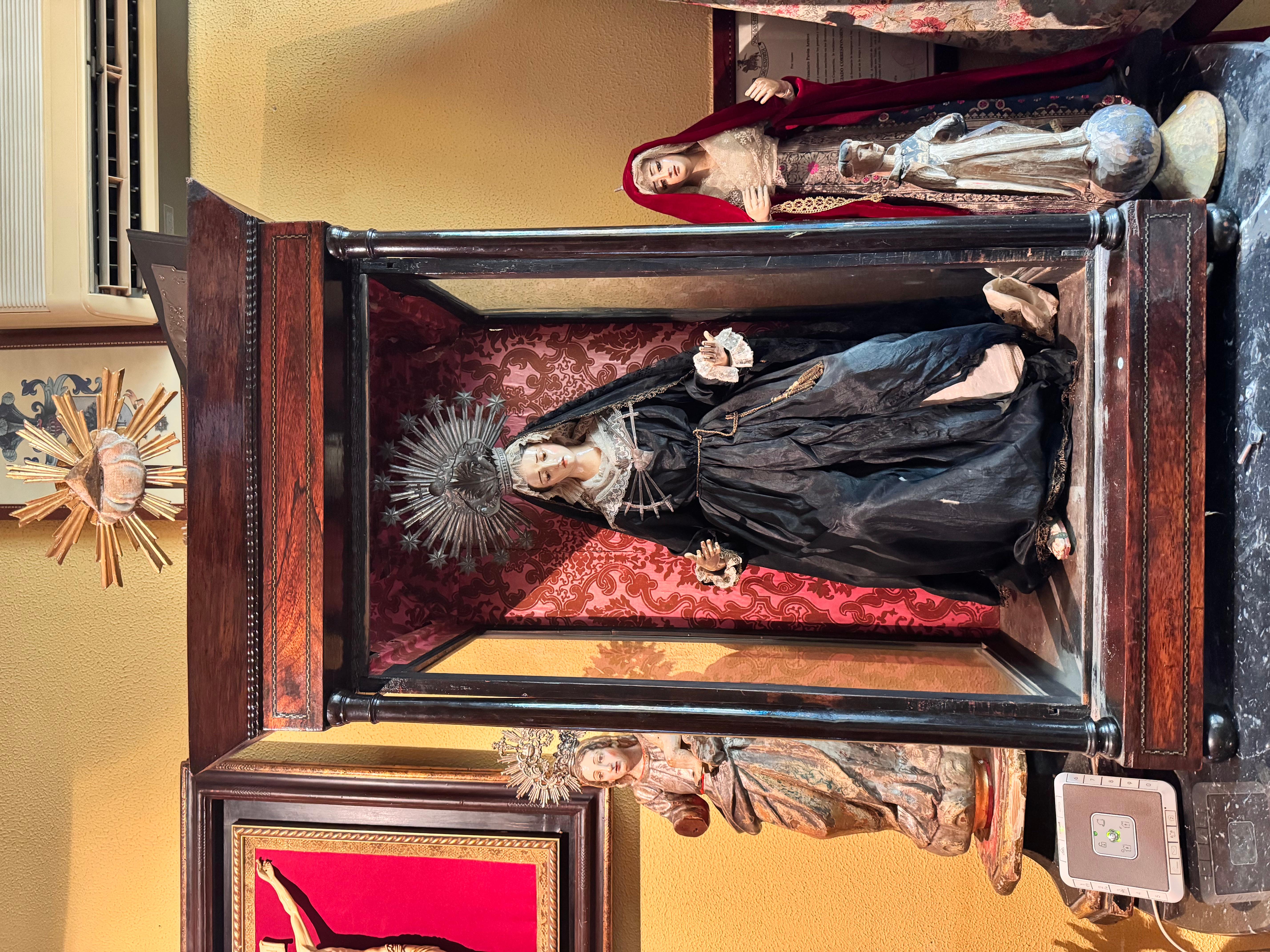 Baroque Ensemble de reliquaires : Christ couché (17e siècle) et Notre-Dame des Douleurs (19e siècle) en vente