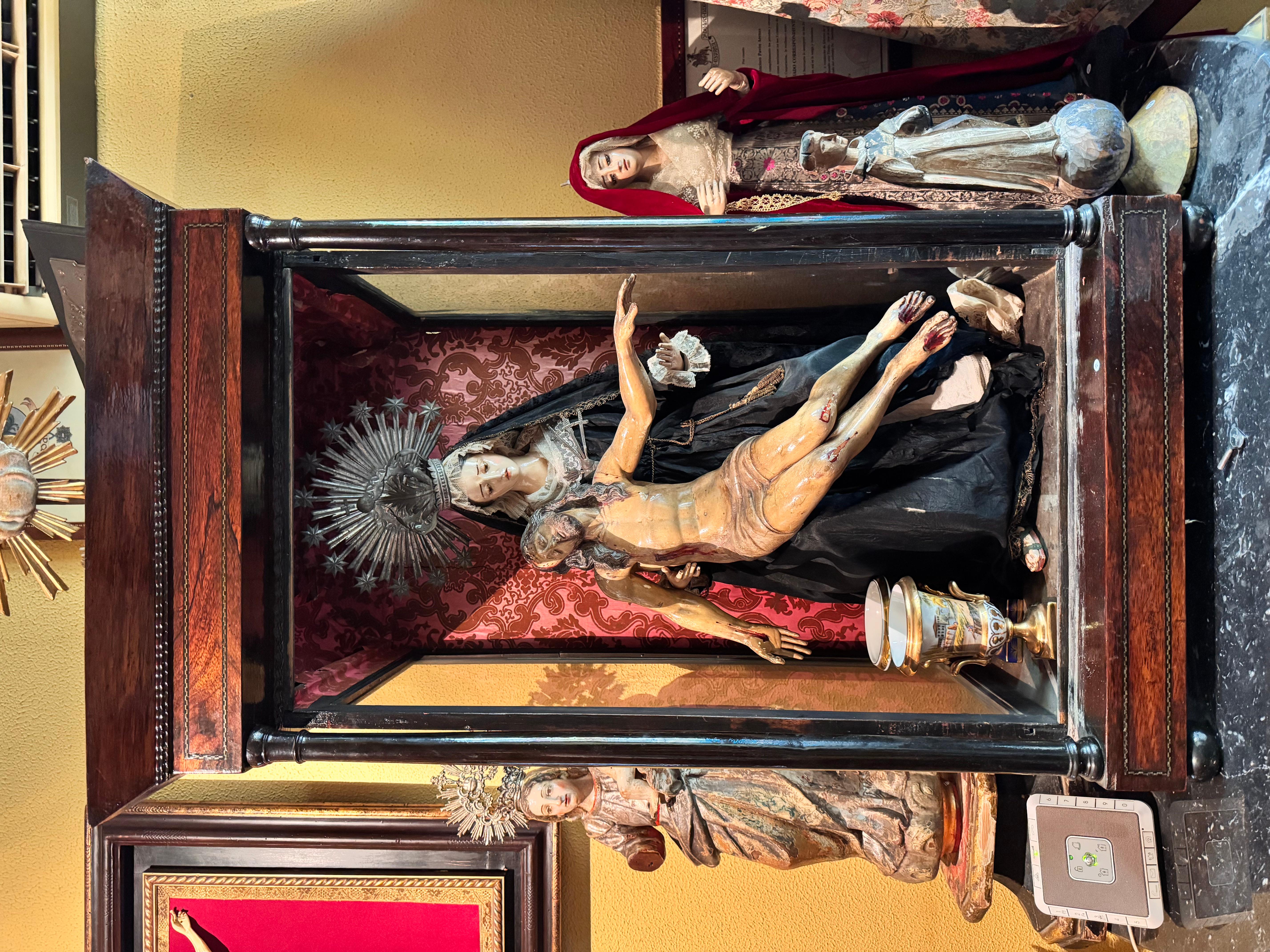 Espagnol Ensemble de reliquaires : Christ couché (17e siècle) et Notre-Dame des Douleurs (19e siècle) en vente