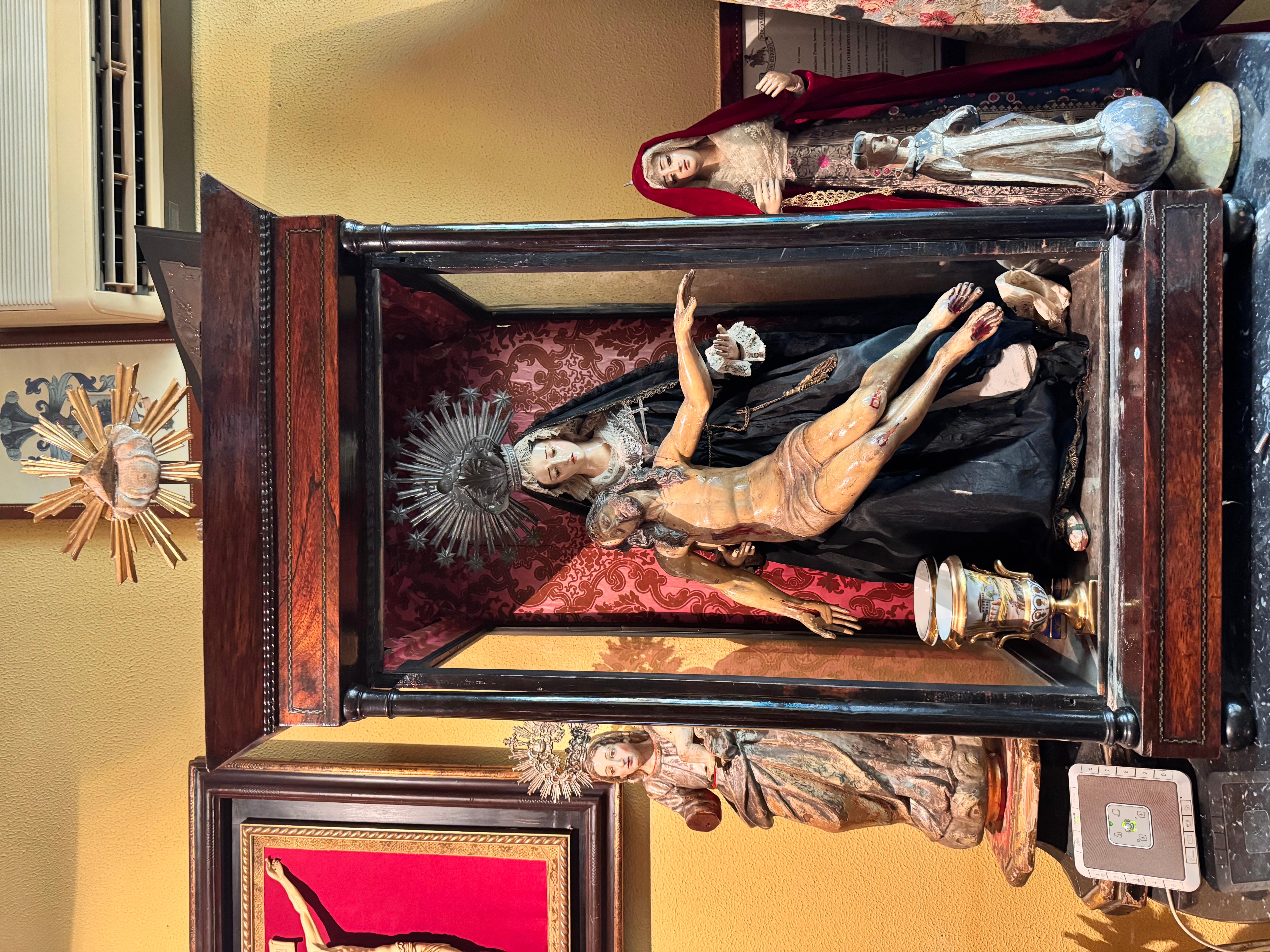 Fait main Ensemble de reliquaires : Christ couché (17e siècle) et Notre-Dame des Douleurs (19e siècle) en vente