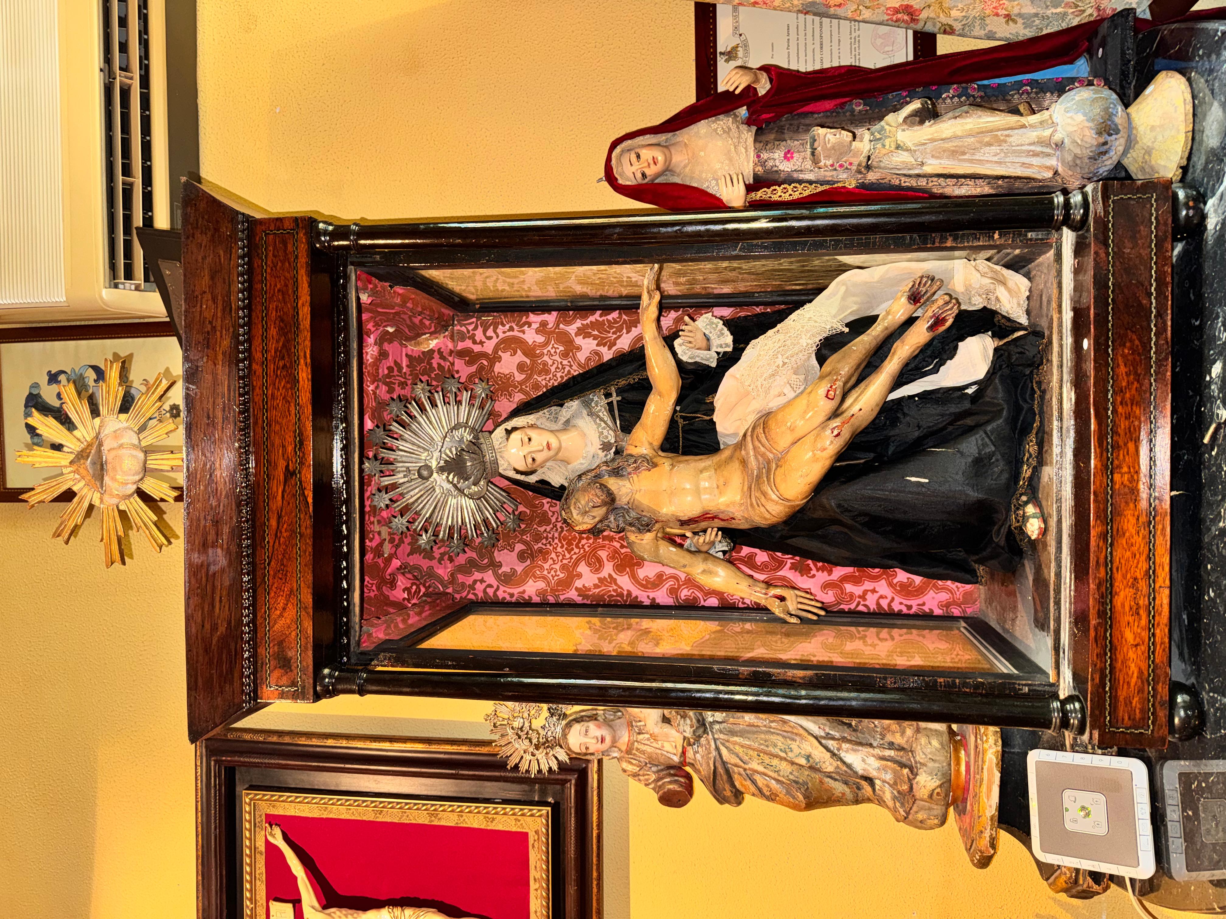 Ensemble de reliquaires : Christ couché (17e siècle) et Notre-Dame des Douleurs (19e siècle) Bon état - En vente à Madrid, ES