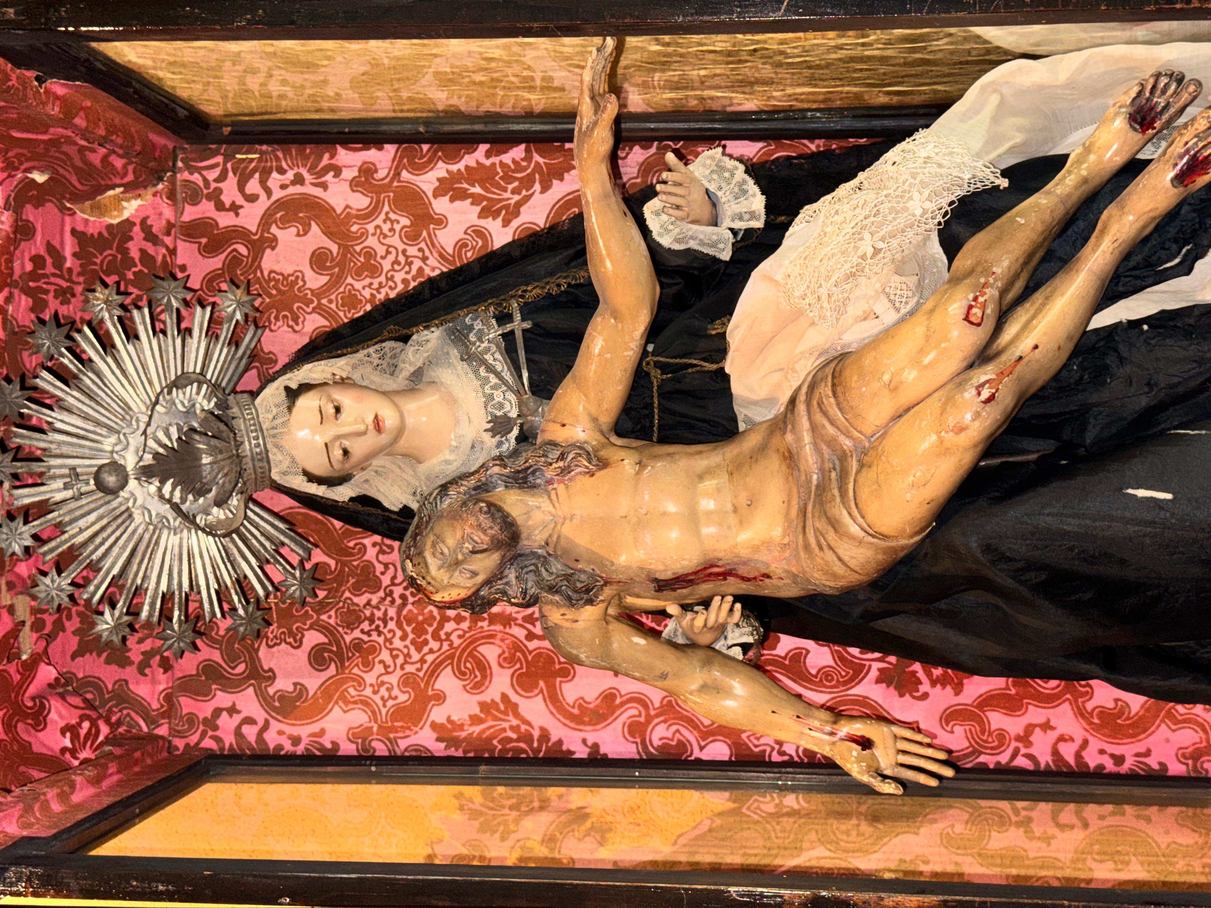 XVIIIe siècle et antérieur Ensemble de reliquaires : Christ couché (17e siècle) et Notre-Dame des Douleurs (19e siècle) en vente