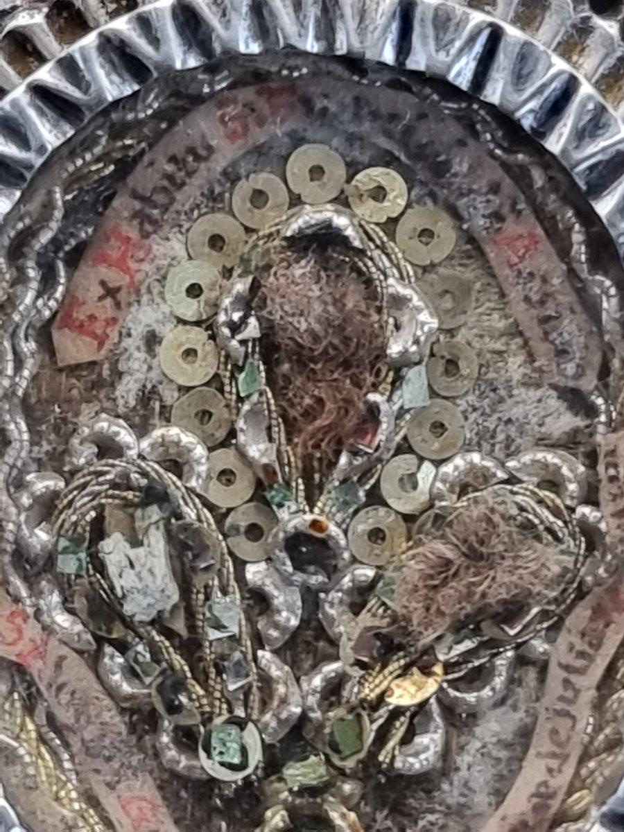 Luigi XV Reliquiario pendente in argento con tre reliquie, Italia, XVIII secolo in vendita