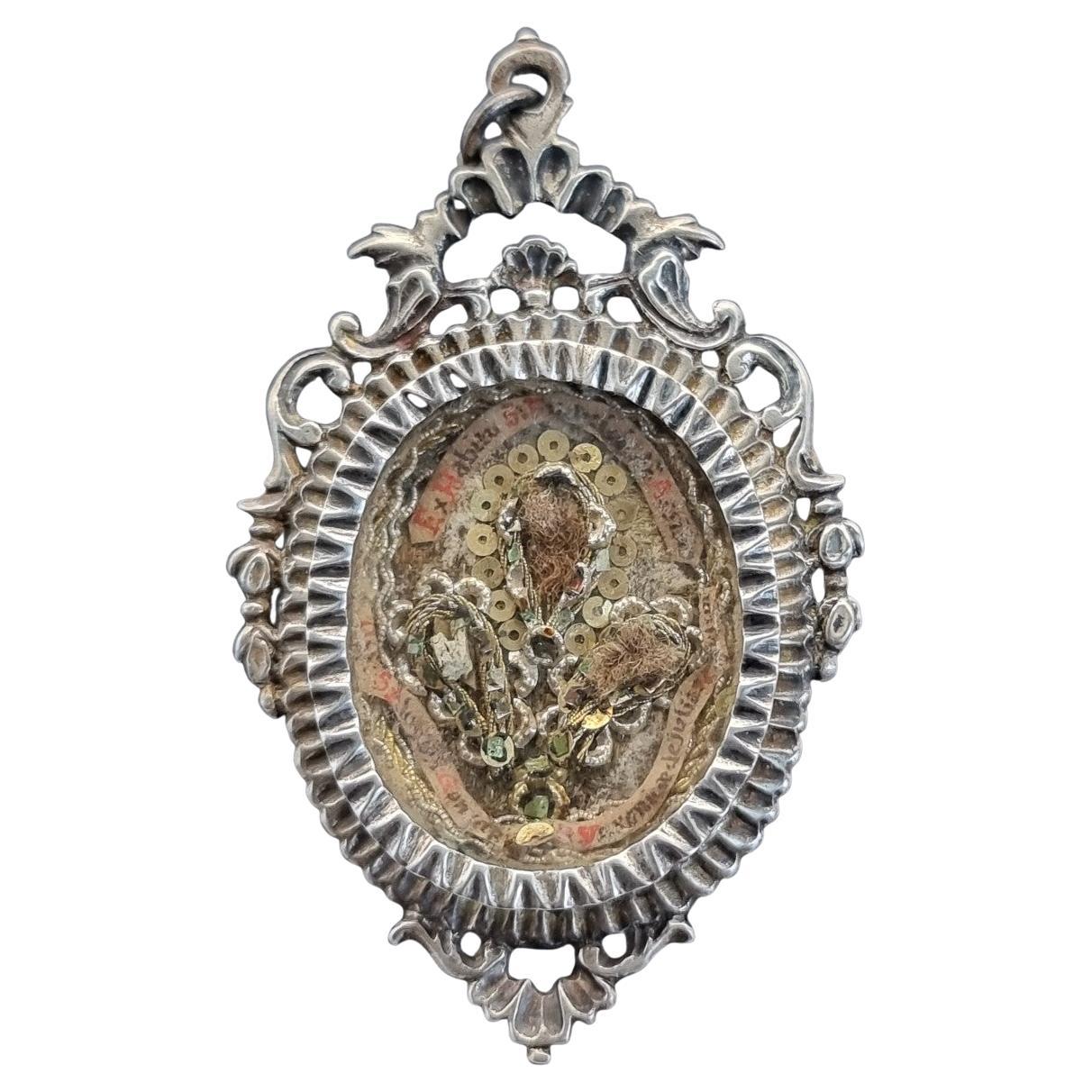 Reliquiario pendente in argento con tre reliquie, Italia, XVIII secolo in vendita