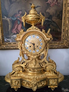 reloj de sobremesa en bronce dorado y cincelado, siglo XIX