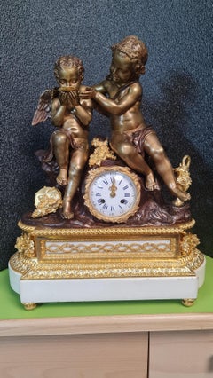 Reloj de Sobremesa Francés del siglo XIX. "Baco ofreciendo vino a Cupido"