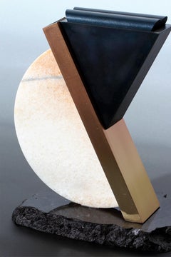 Urne vonmains aus zeitgenössischem geschwärztem Stahl mit Marmor, satiniertem Messing und Granit