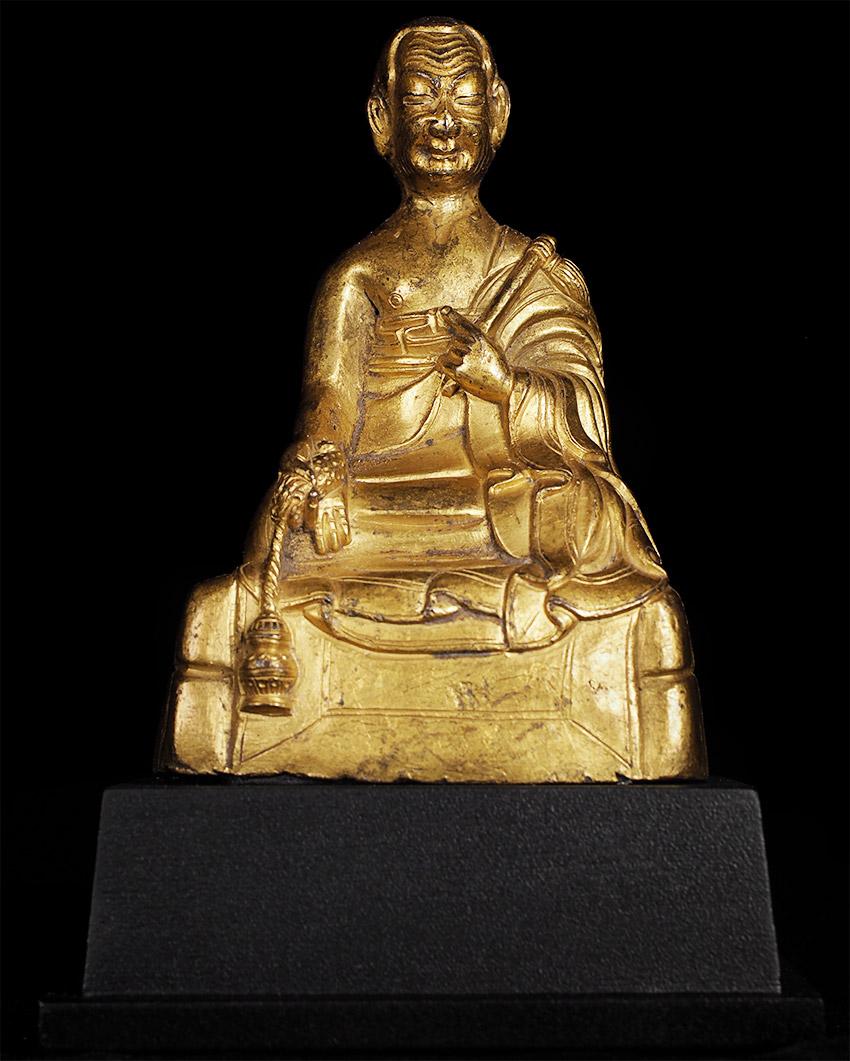 Notable estatua budista tibetana de cobre con retrato de un monje, del siglo XVII o anterior. Hace poco me encontré con la misma figura histórica en un catálogo de subasta de alta gama del mismo tamaño. Éste no sólo se comparaba favorablemente, sino