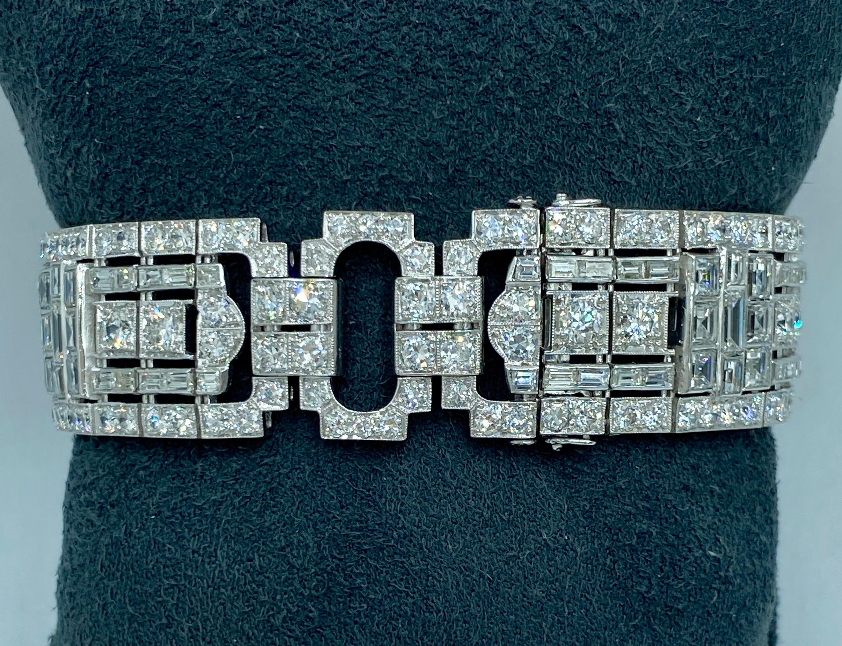 Cet exquis bracelet en platine et diamants de style Art déco des années 1940, de fabrication française, est composé d'environ 25 carats de diamants. Il s'agit d'une véritable œuvre d'art et d'un bel exemple de bijouterie Art déco. Il s'agit d'un