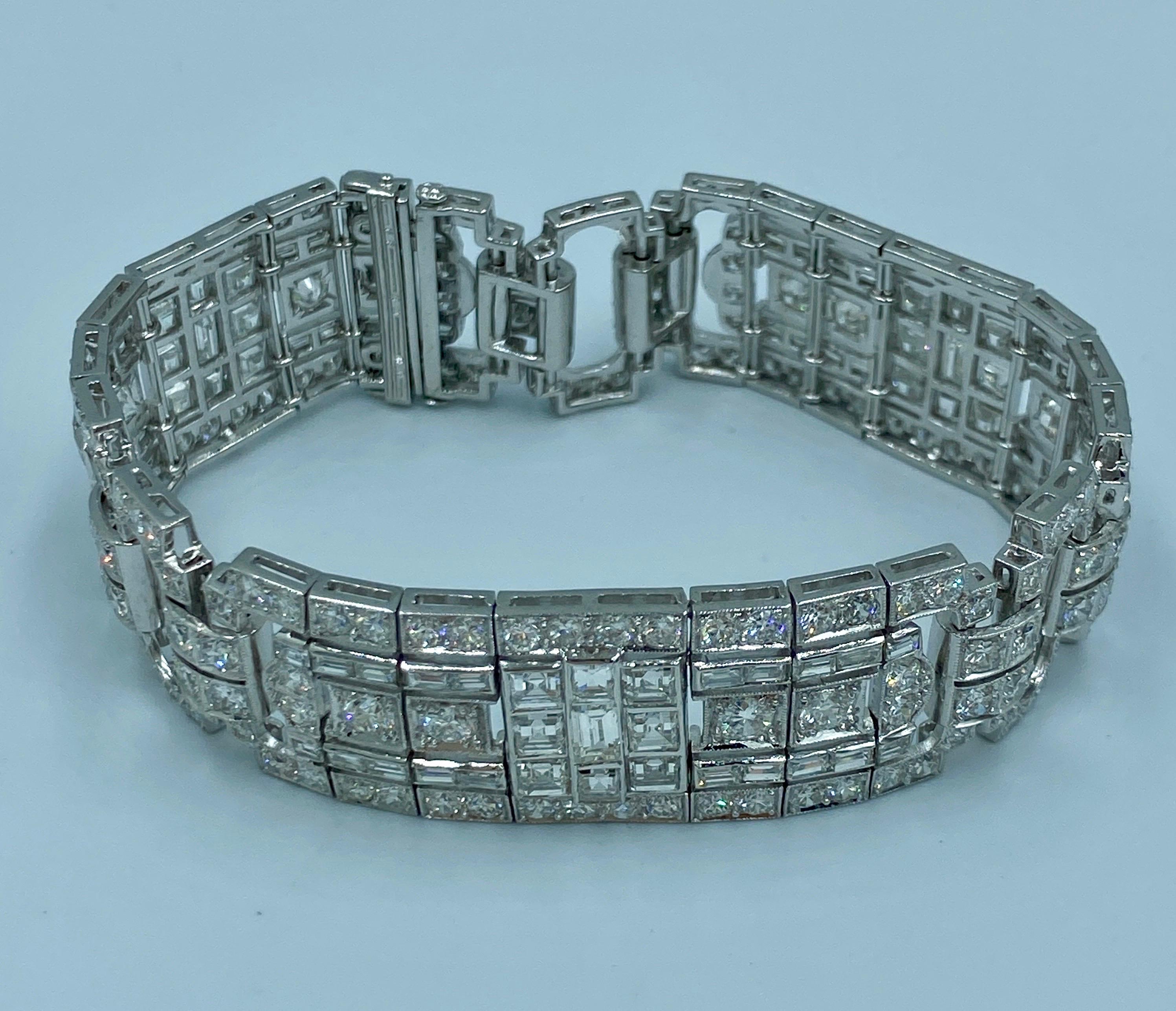 Taille ronde Remarquable bracelet Art déco français des années 1940 en platine et diamants en vente