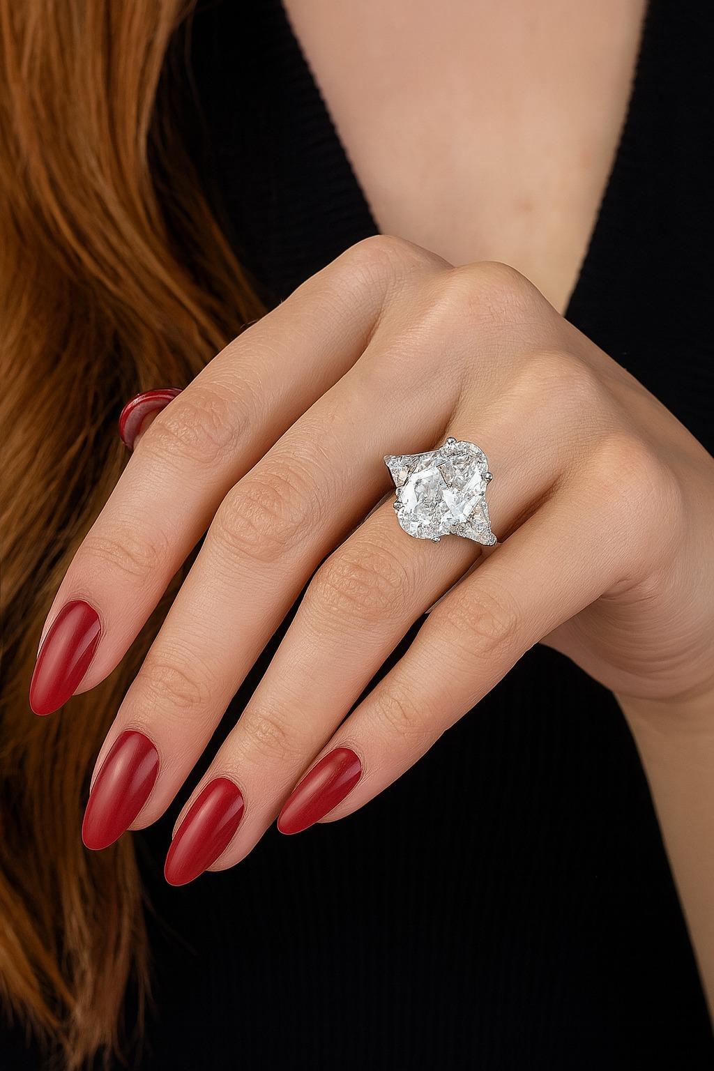 Voici un chef-d'œuvre extraordinaire de rareté et de beauté : un diamant ovale brillant sans défaut de 6,11 carats, certifié par le GIA, présentant un excellent poli, une excellente symétrie et une absence de fluorescence. D'une taille