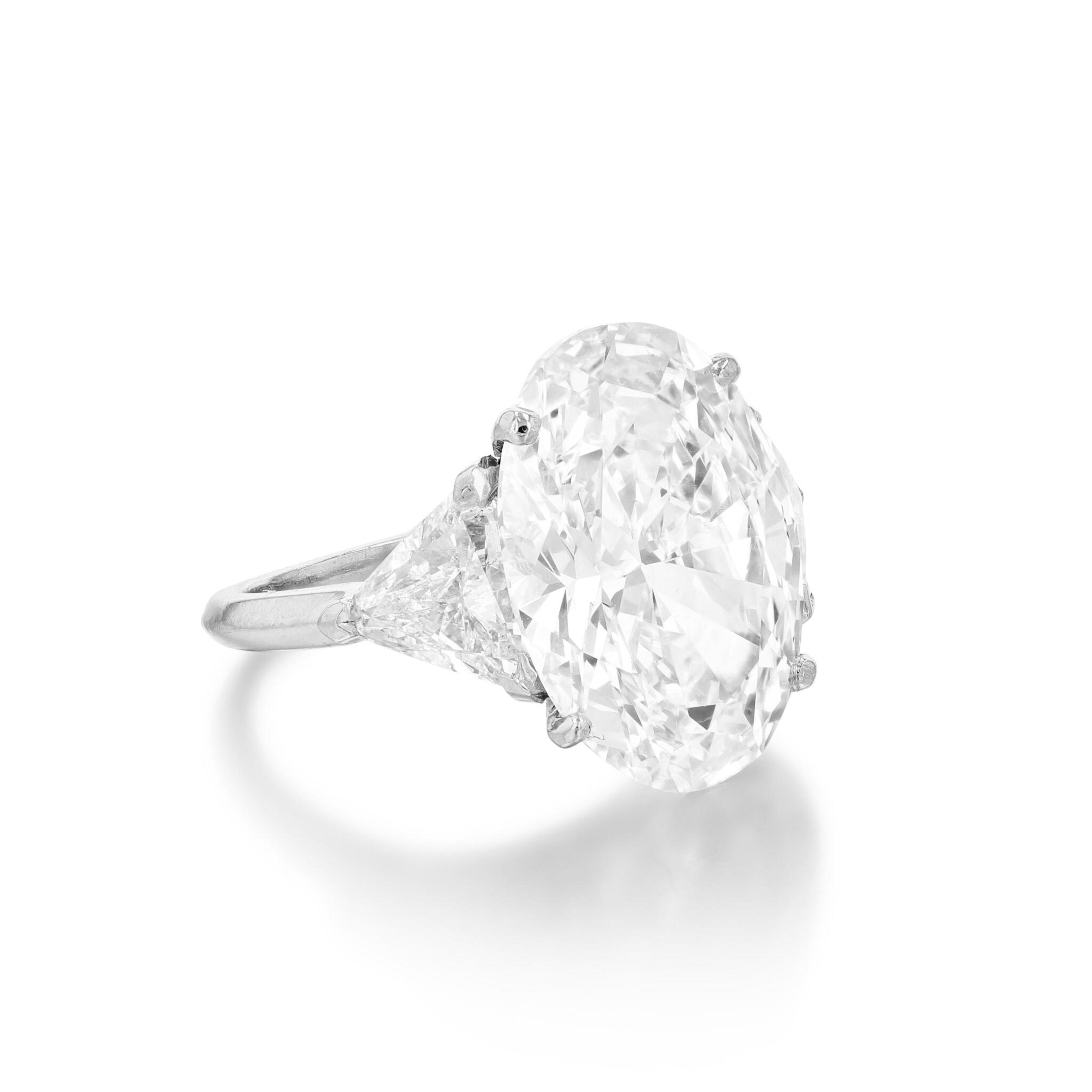 Taille ovale Remarquable diamant ovale de 6,11 carats D-Flawless avec pierres latérales Trillion en vente