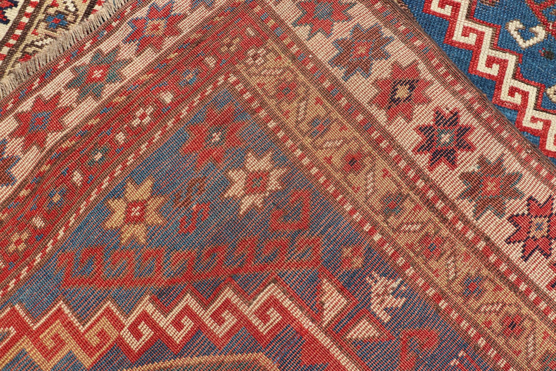 Antiker kaukasischer Kazak-Teppich in Brillantblau mit geometrischem Design und Medaillon im Angebot 6