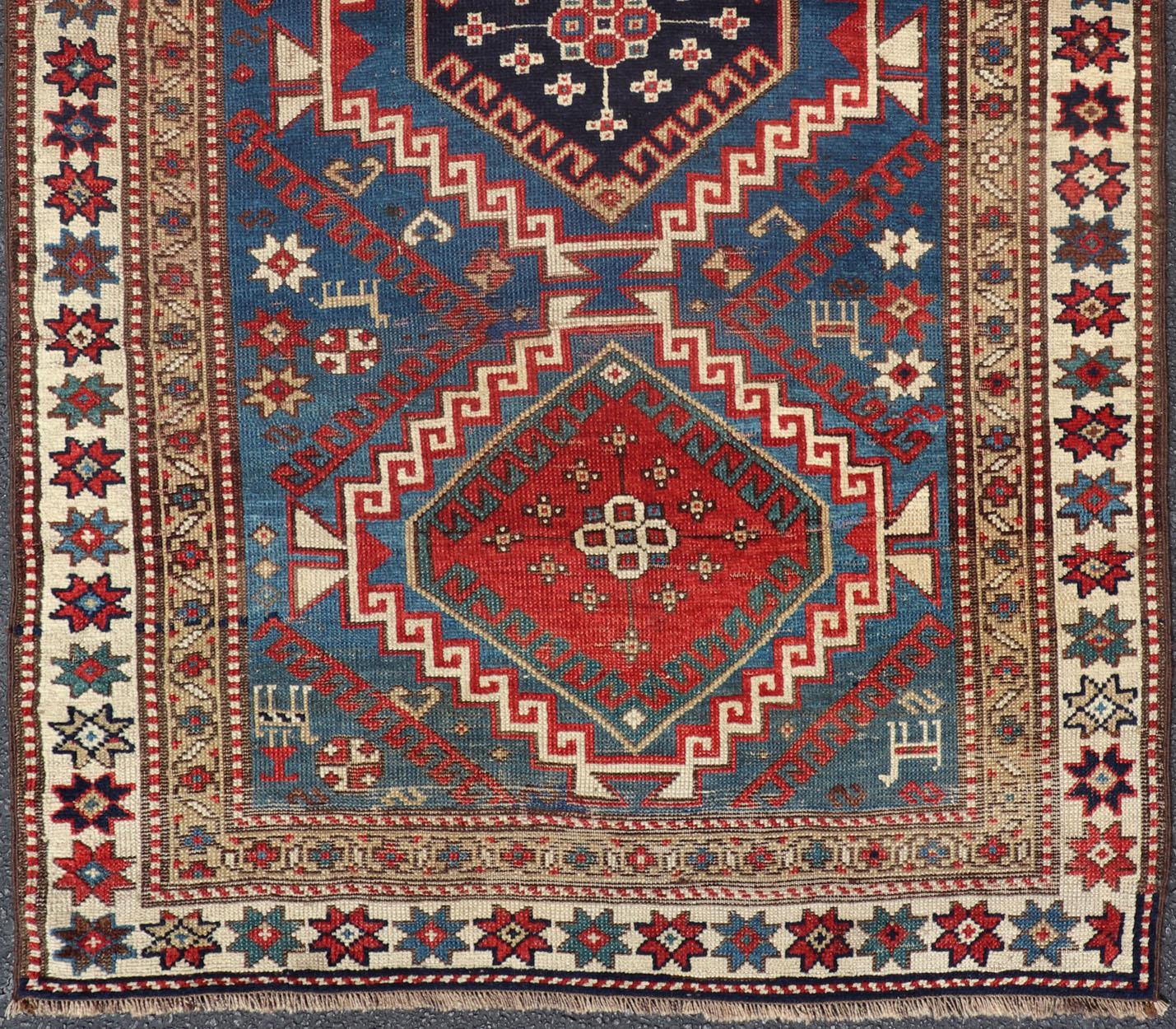 Antiker kaukasischer Kazak-Teppich in Brillantblau mit geometrischem Design und Medaillon (Kaukasisch) im Angebot