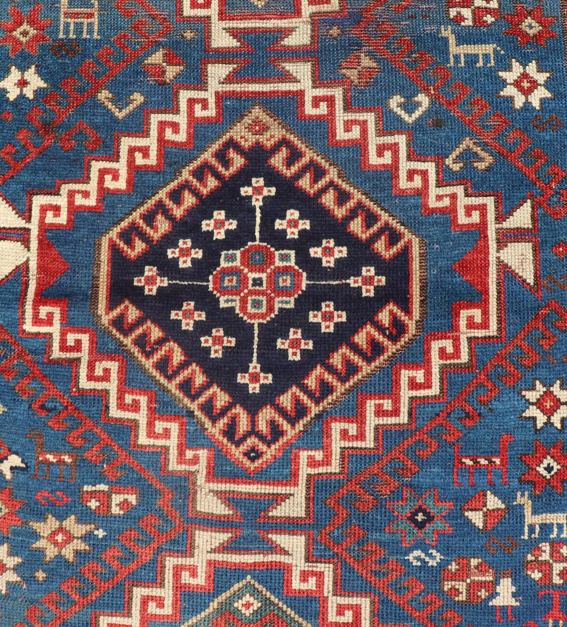 Antiker kaukasischer Kazak-Teppich in Brillantblau mit geometrischem Design und Medaillon (19. Jahrhundert) im Angebot