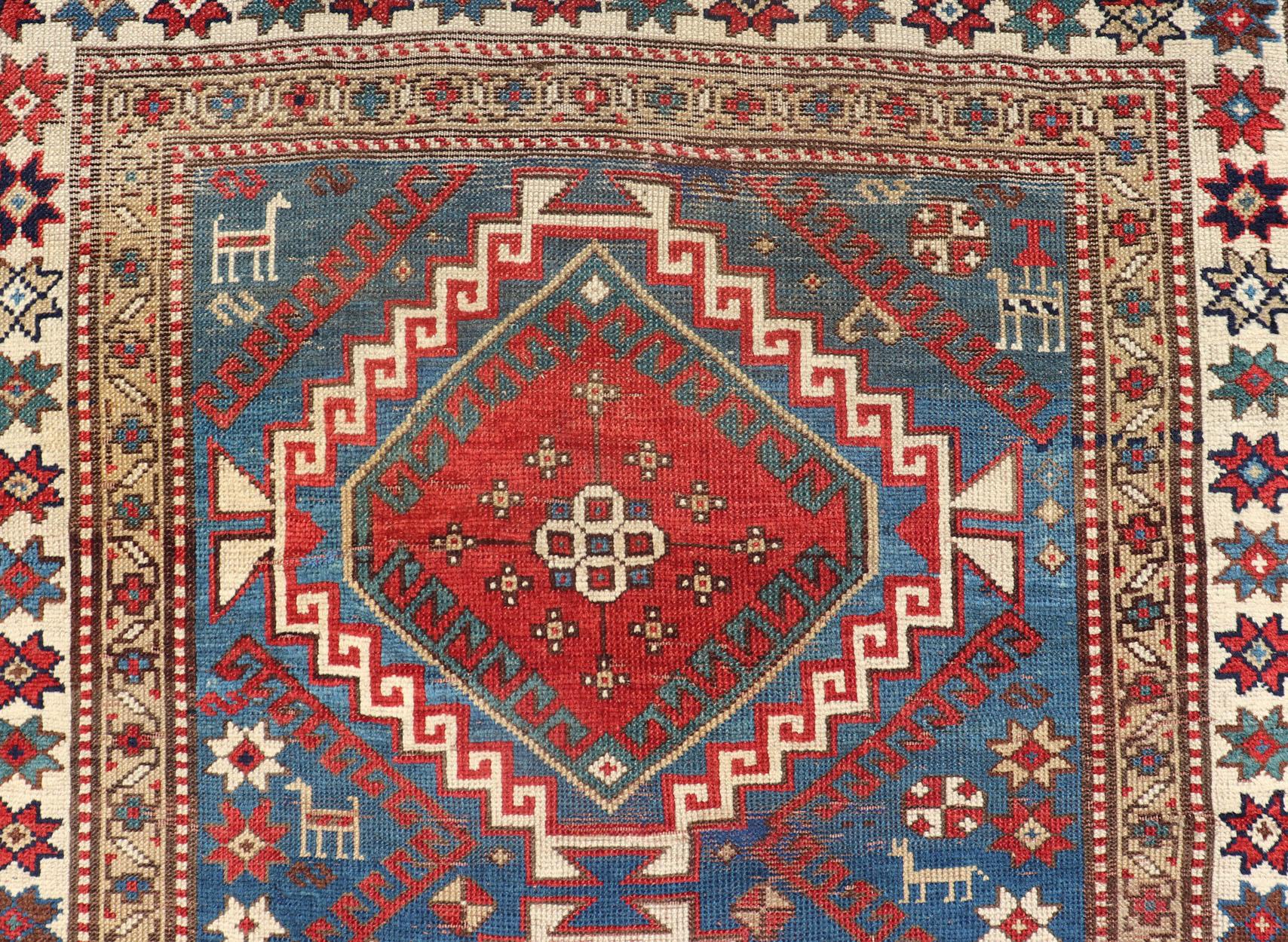 Antiker kaukasischer Kazak-Teppich in Brillantblau mit geometrischem Design und Medaillon im Angebot 1