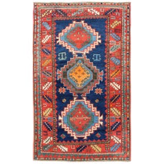 Remarquable tapis caucasien ancien de type Kazak avec trois médaillons géométriques tribaux