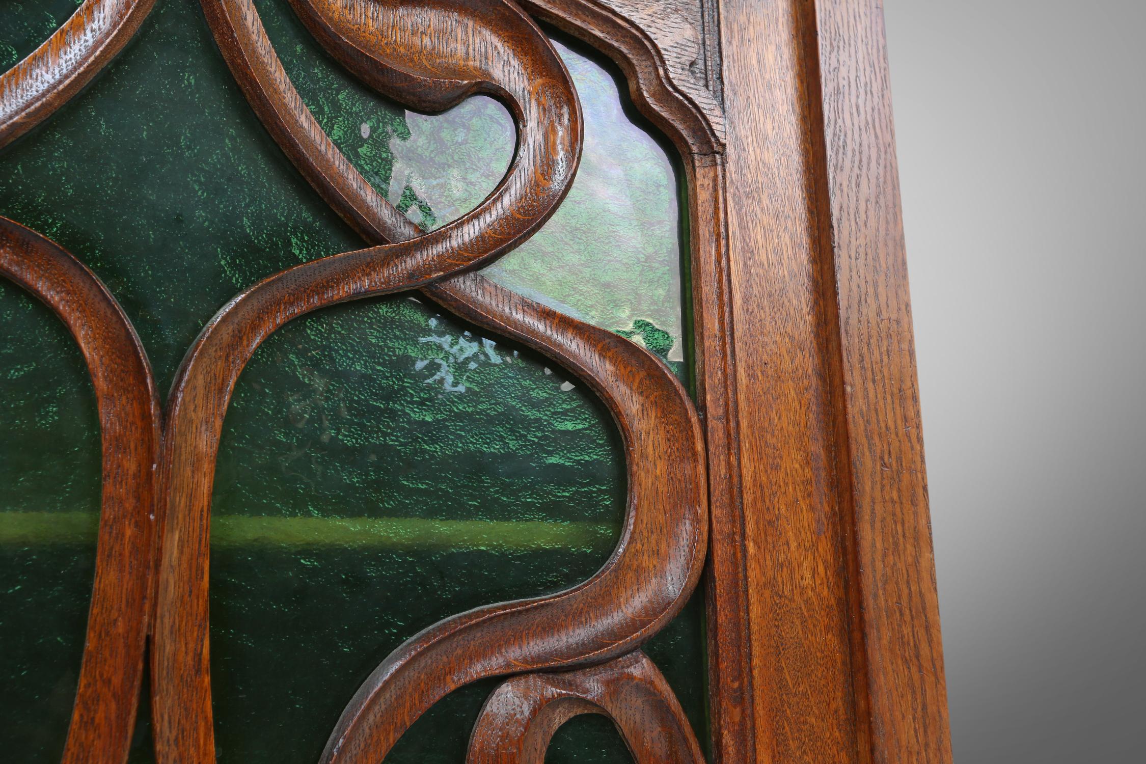 Verre Remarquable armoire Art Nouveau en Oak avec porte en verre vert, France, 1910 en vente