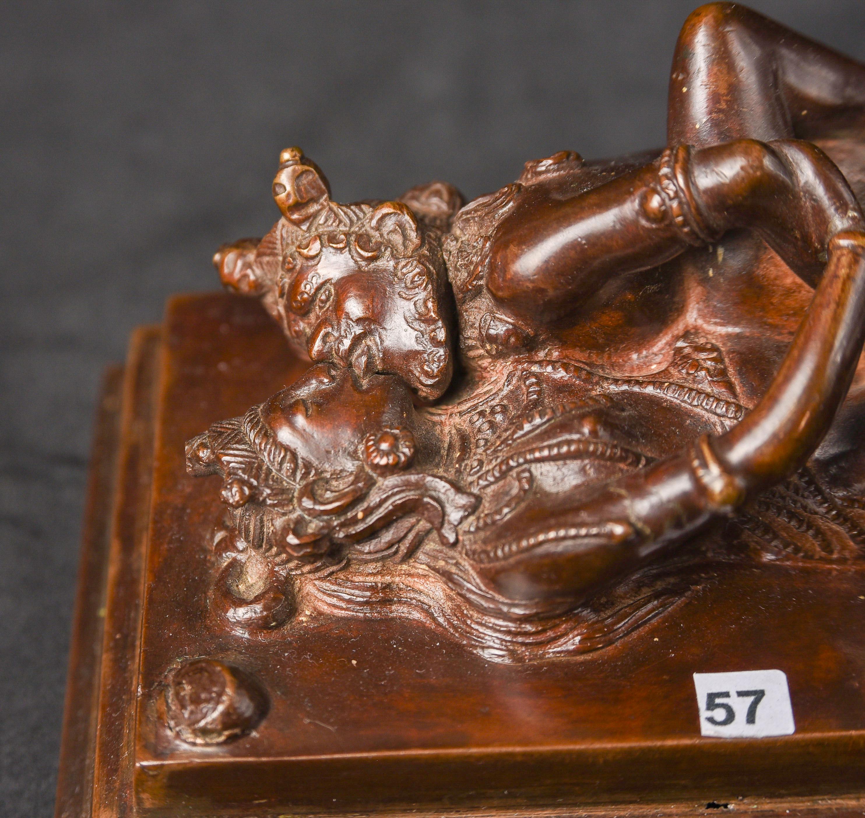 Remarquable boîte en bronze bouddhiste tantrique du Tibet ou du Laos 9839 en vente 4