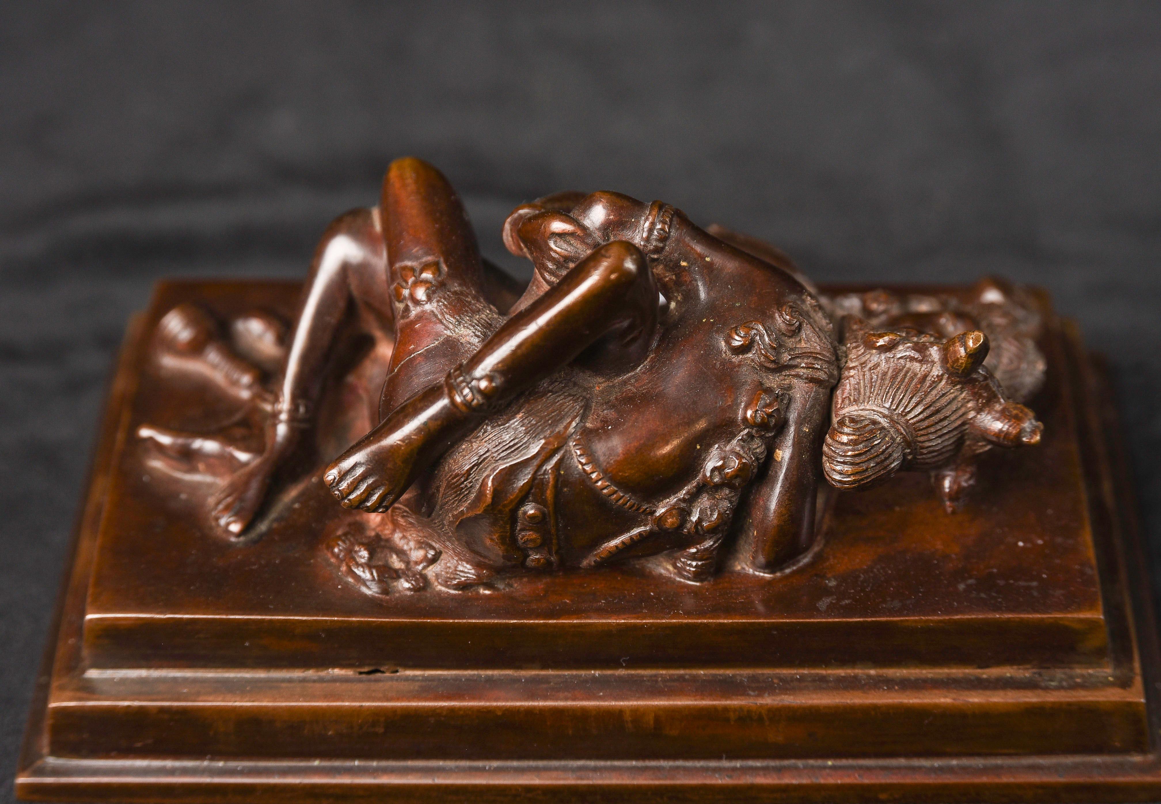 Remarquable boîte en bronze bouddhiste tantrique du Tibet ou du Laos 9839 en vente 6