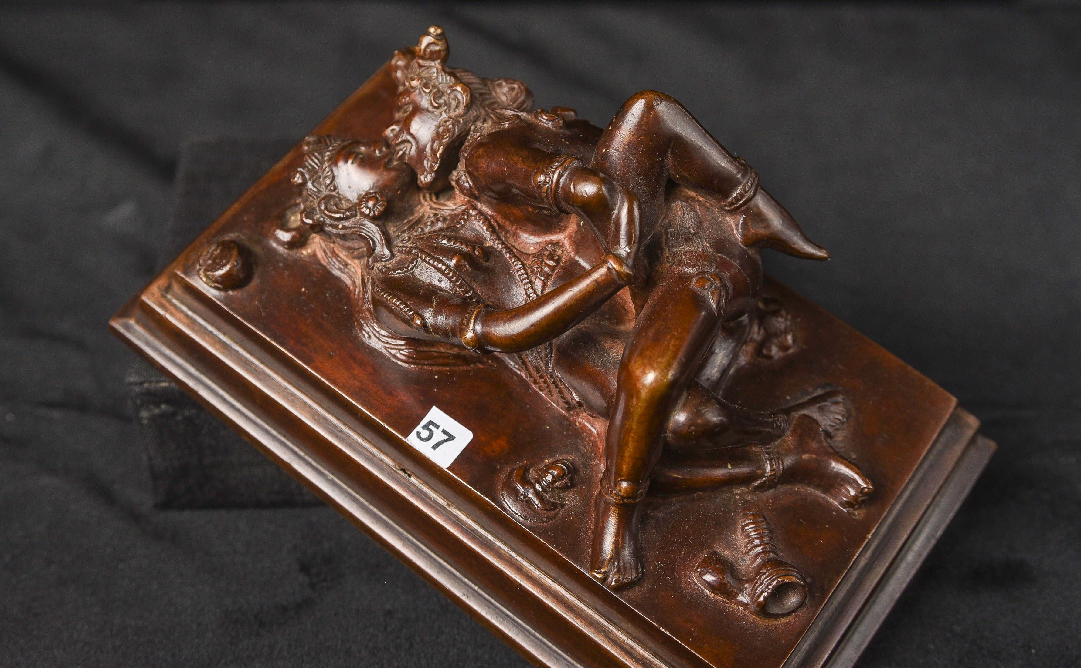 Remarquable boîte en bronze bouddhiste tantrique du Tibet ou du Laos 9839 en vente 11