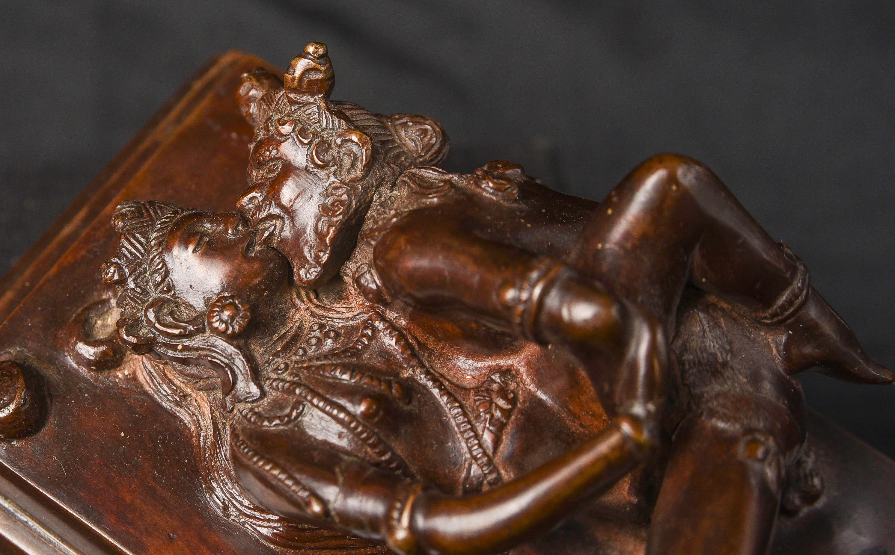 Remarquable boîte en bronze bouddhiste tantrique du Tibet ou du Laos 9839 en vente 12