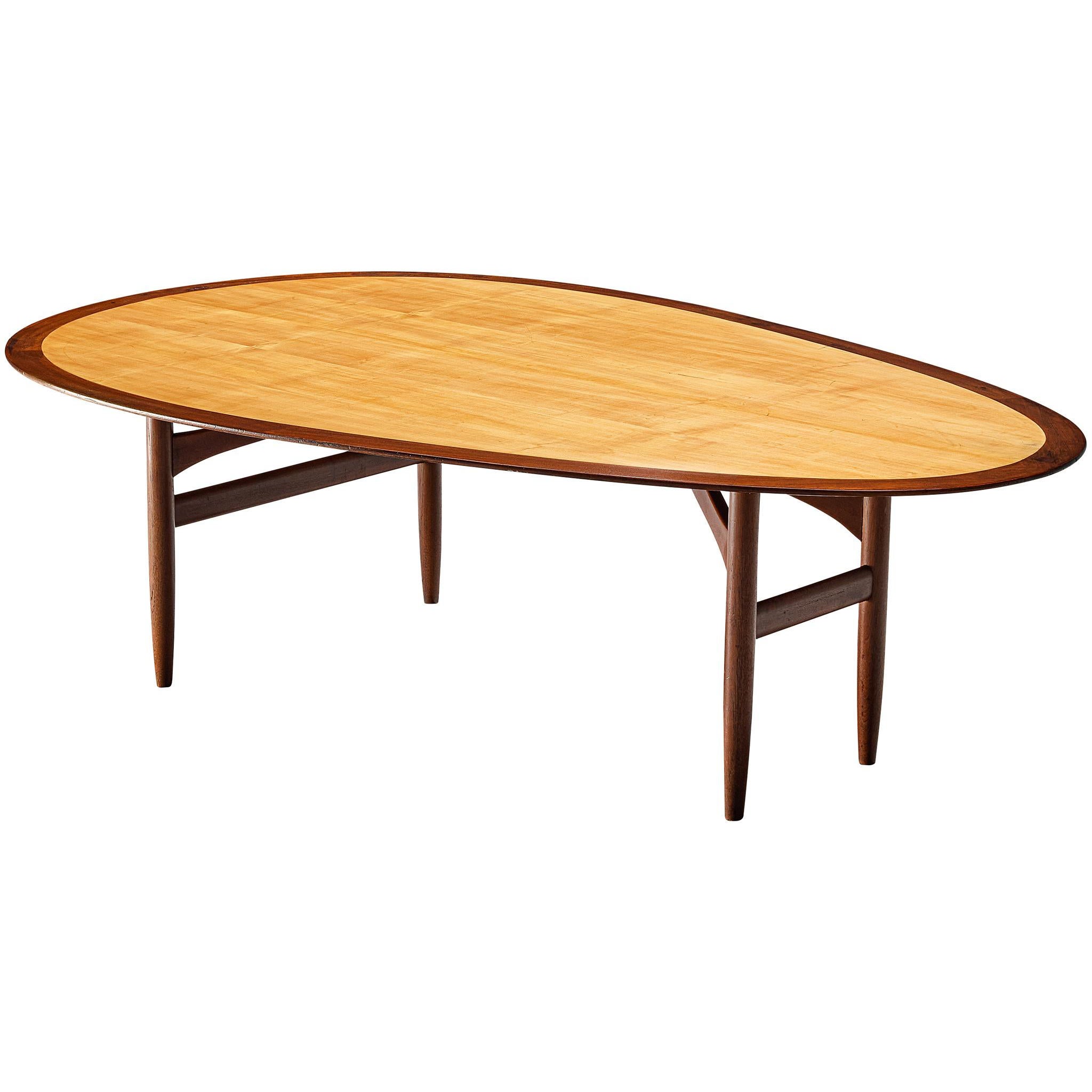 Remarkable Dining Table by Danish Cabinetmaker in Teak and Maple en venta