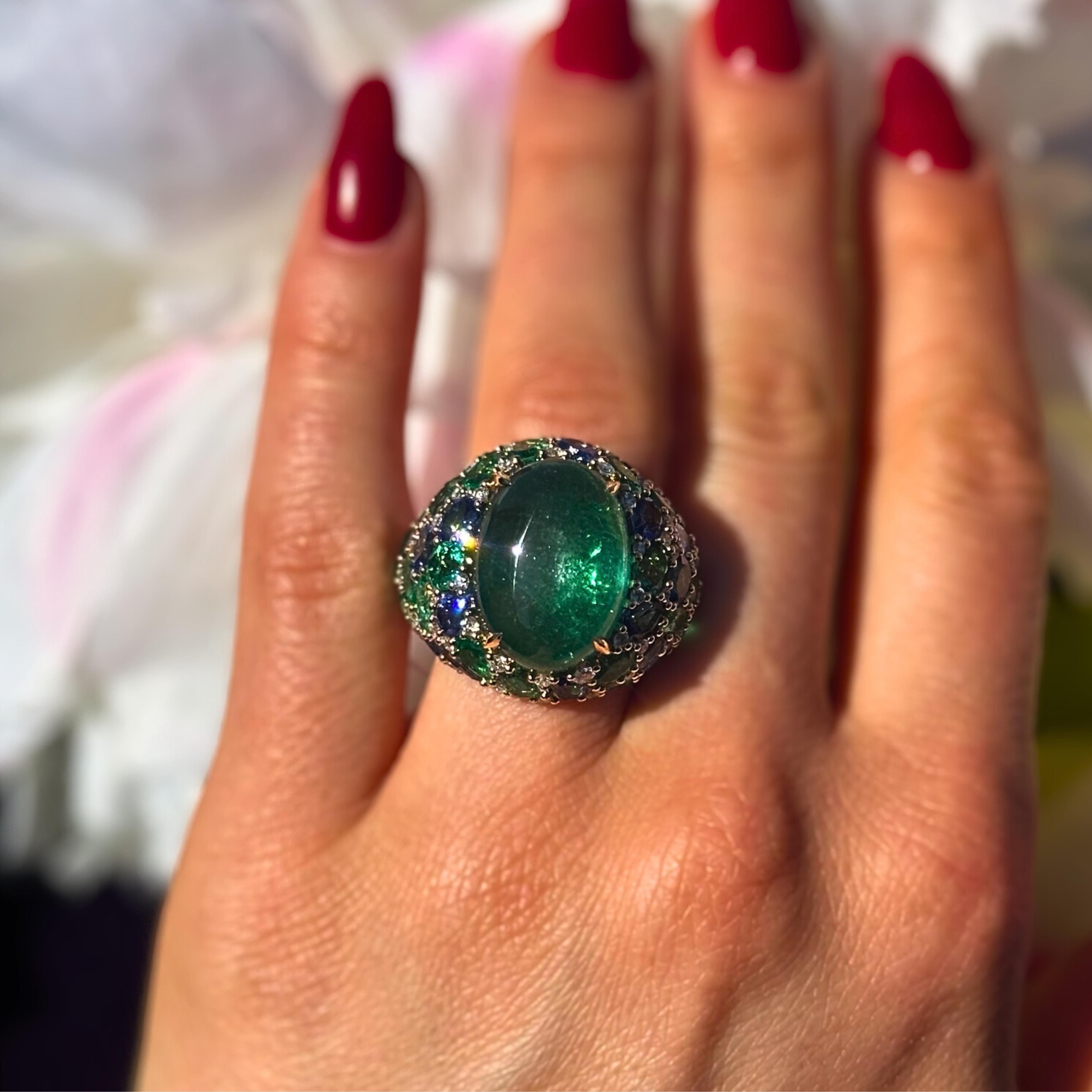 Modern Remarkable Emerald Sapphire Diamond 18K Yellow Gold Ring For Her For Sale