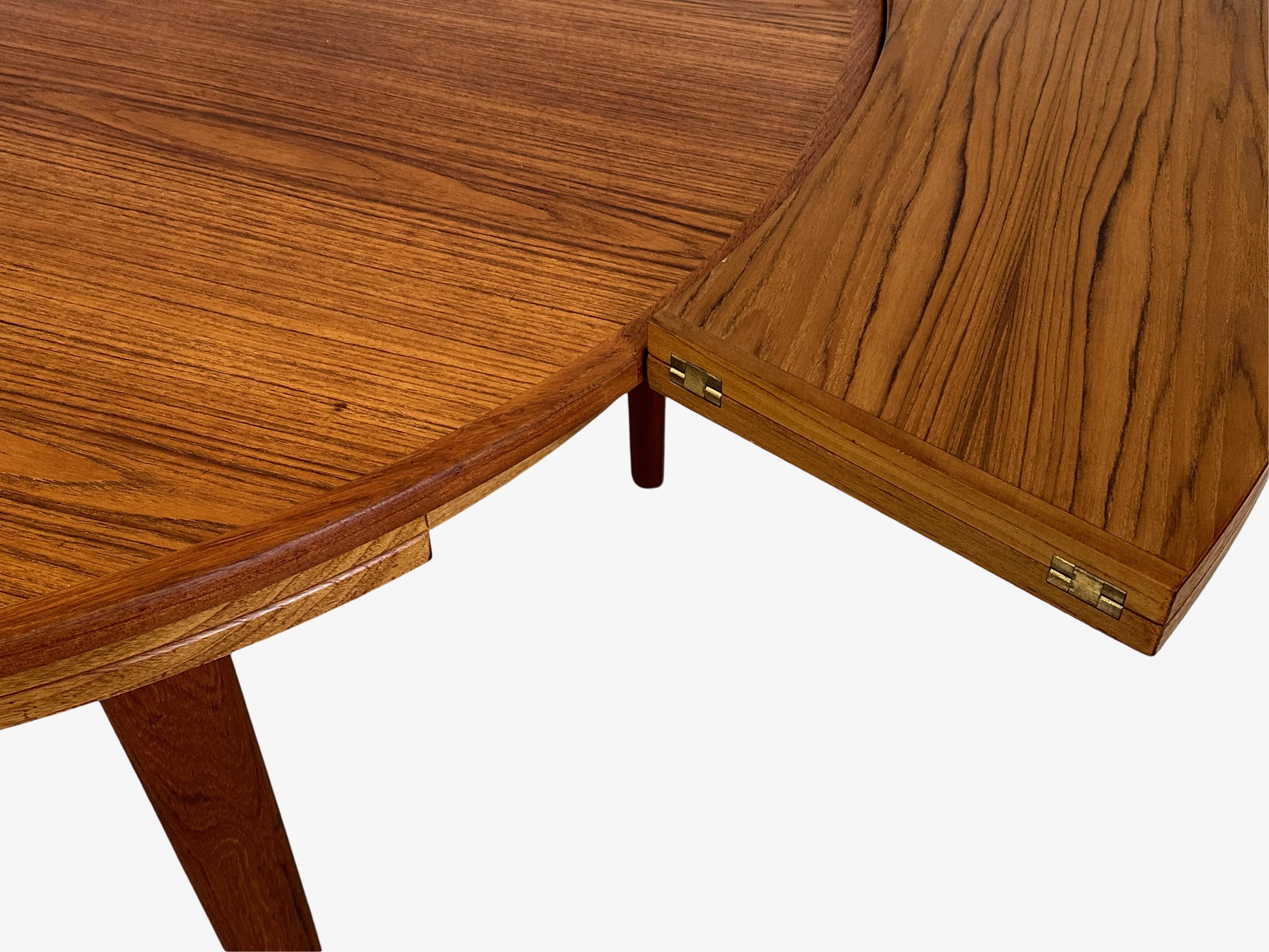 Remarkable extension table in teak by Dyrlund Møbler, Denmark. In Excellent Condition In København K, DK
