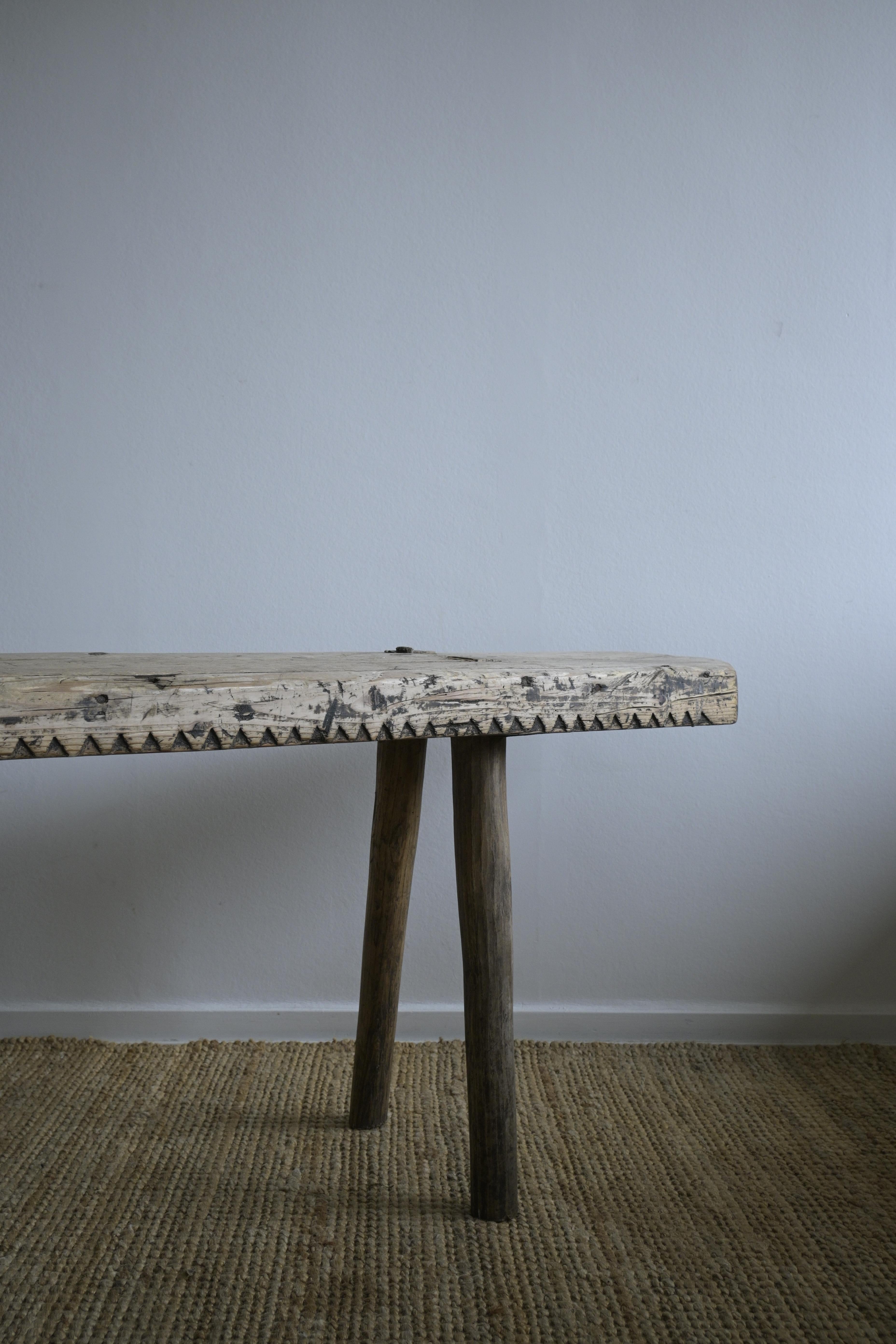 Suédois Remarquable banc d'art populaire du Jämtland, Suède, vers 1750 en vente